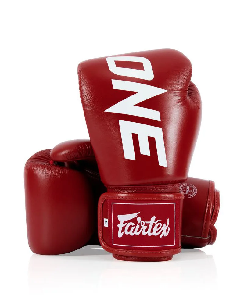 Червени боксови ръкавици Fairtex x ONE Championship BGV1, показващи логото на ONE Championship
