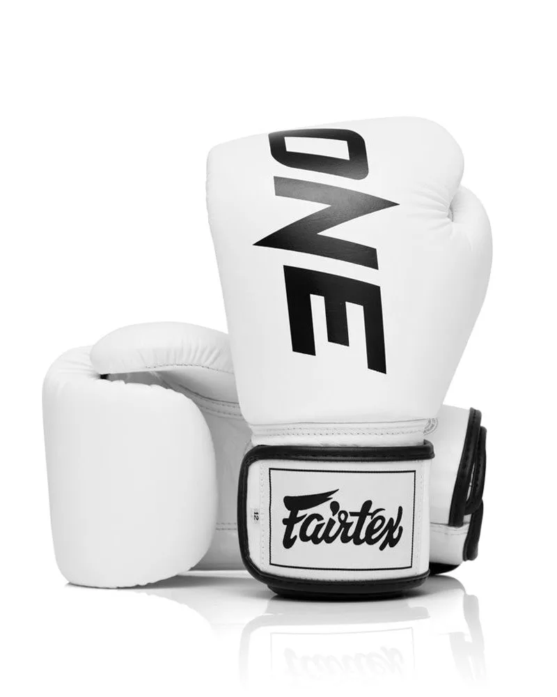 Бели боксови ръкавици Fairtex x ONE Championship BGV1 с голямо лого ONE Championship отпред