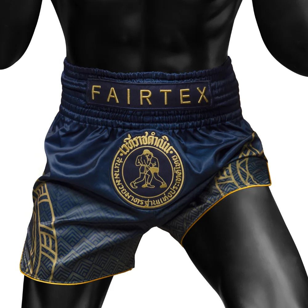 Fairtex x Rajadamnern Muay Thai шорти в синьо и златно, модел BS-RAJ01, с изтънчени геометрични шарки и логото на Fairtex.