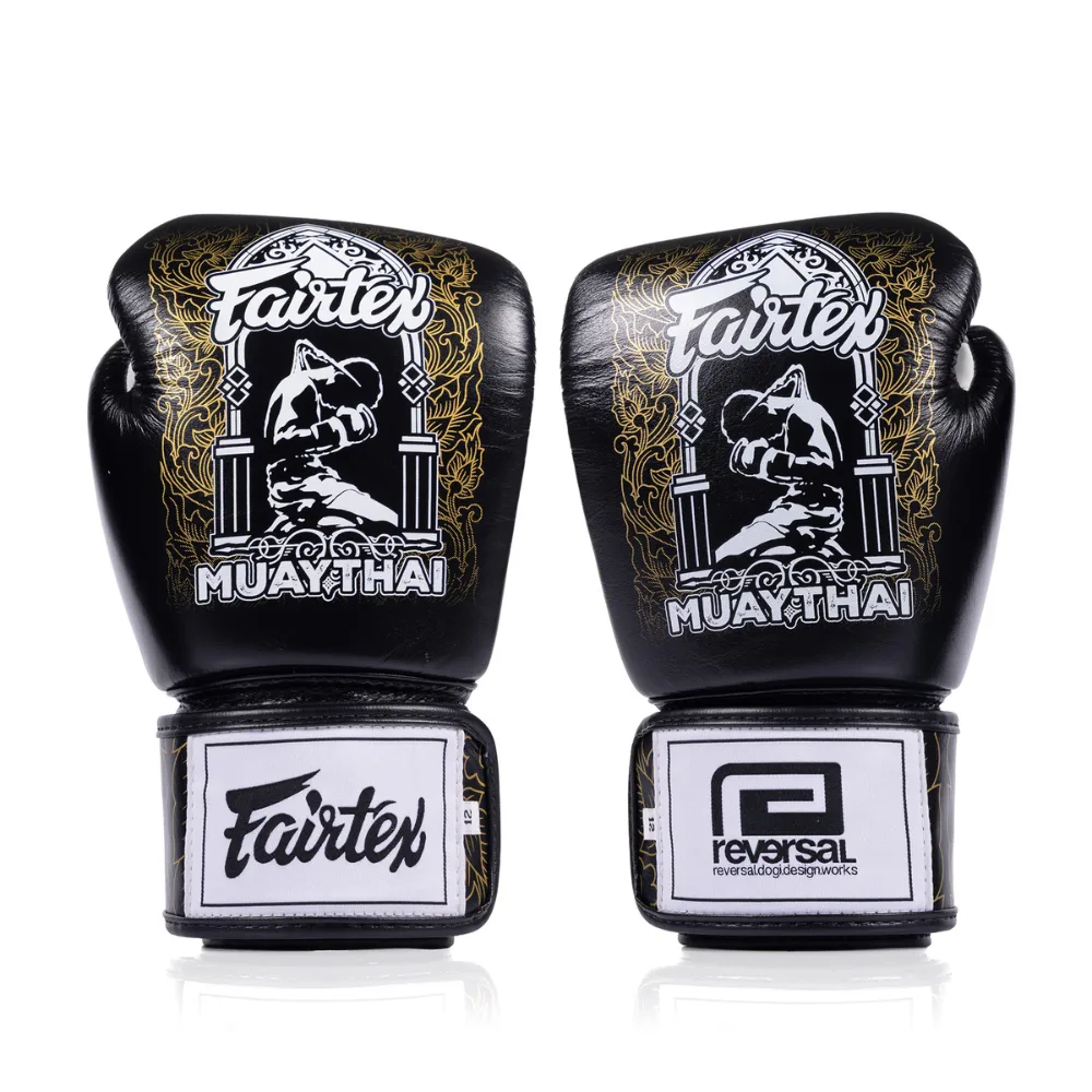 Fairtex x Reversal Boxing Gloves – Spirit of Wai Kru Edition, страничен изглед, показващ уникалния дизайн и логата на марките