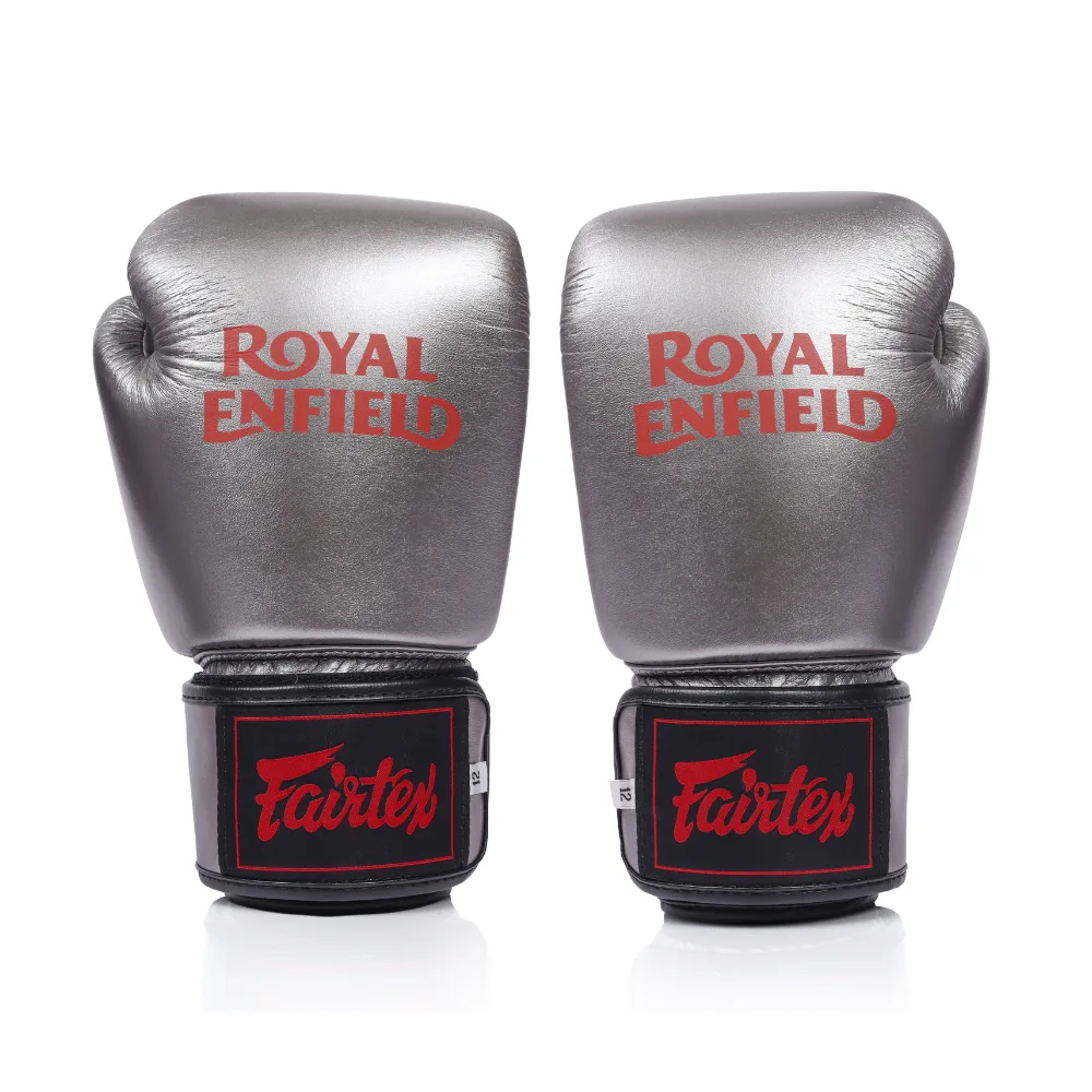 Лимитирани боксови ръкавици Fairtex x Royal Enfield, комбиниращи черен и кафяв цвят с емблеми на двете марки, на бял фон