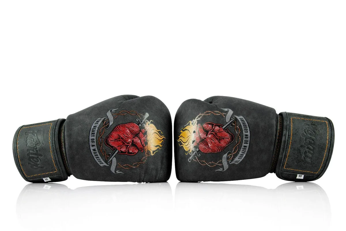 Боксови ръкавици Fairtex X Tom Atencio "The Heart Of Warrior" Charcoal, детайл на дизайна "свещено сърце"