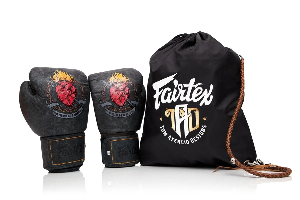 Боксови ръкавици Fairtex X Tom Atencio "The Heart Of Warrior" Charcoal, страничен изглед с логото на Fairtex