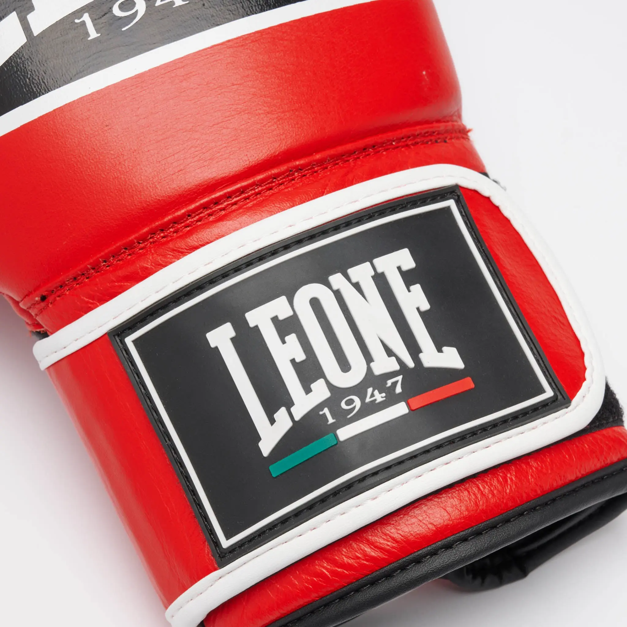 Leone - SHOCK PRO BOXING GLOVES - Black - GN057 детайл с лого