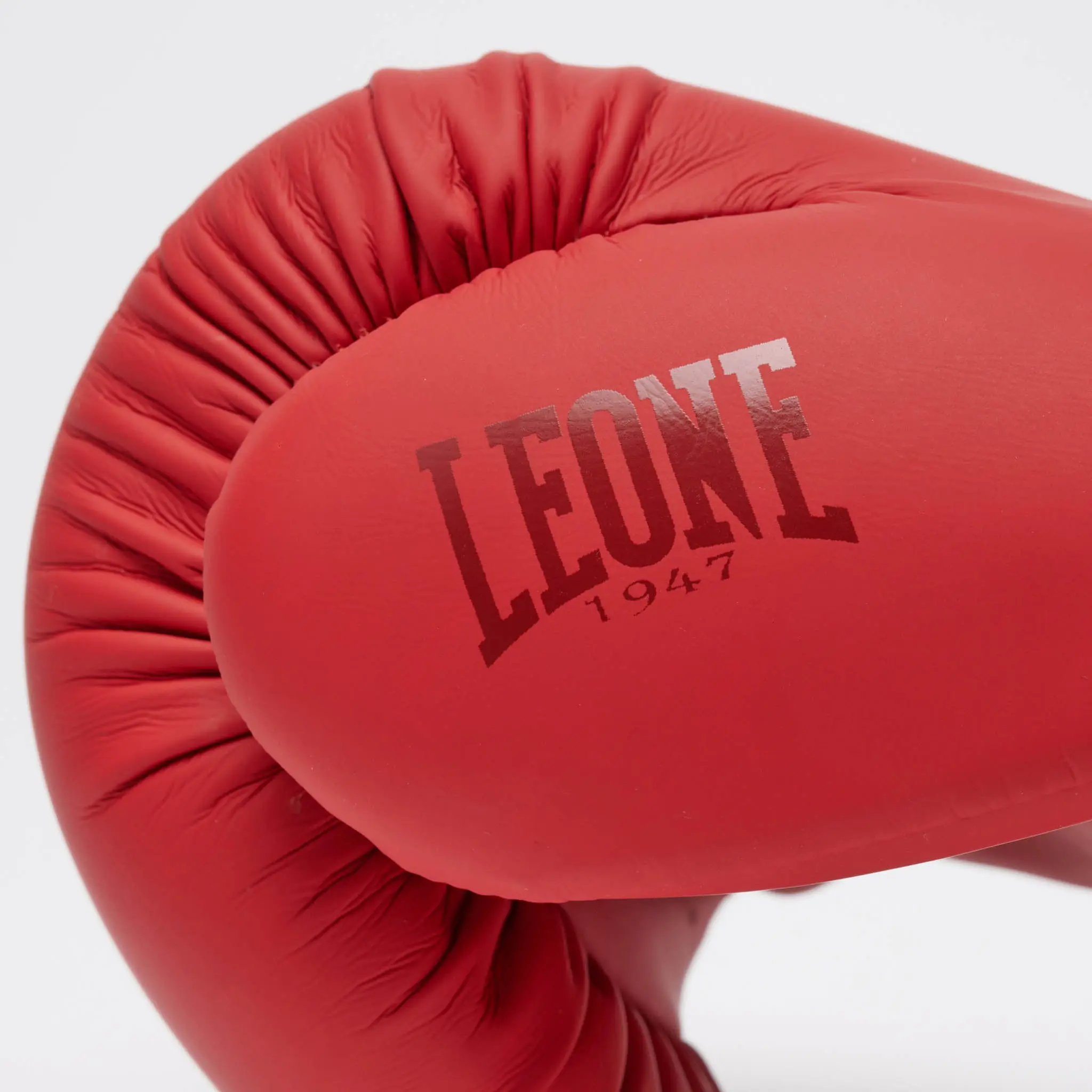 Leone - TONE X BOXING GLOVES - Red - GN058 близък план на дясната ръкавица
