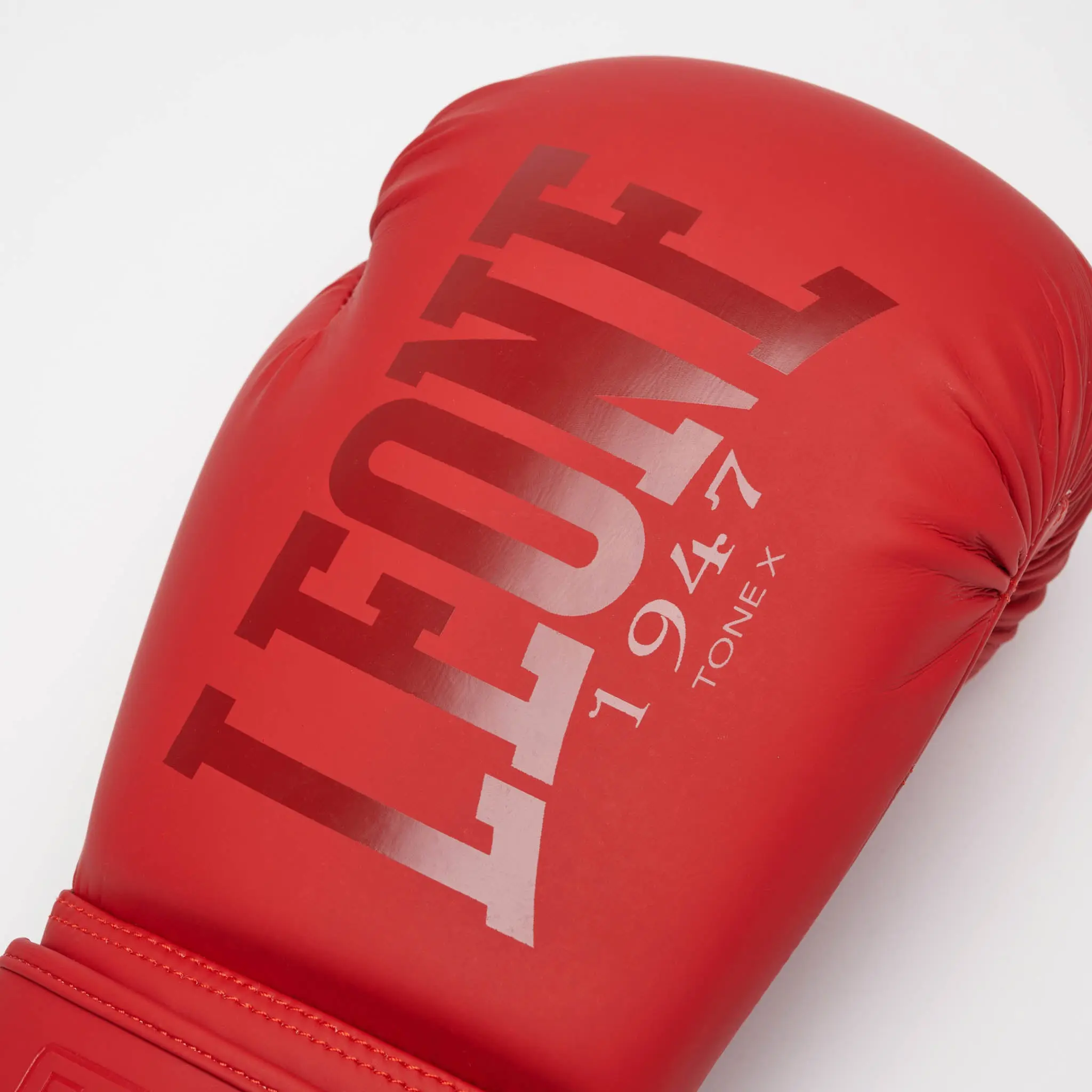 Leone - TONE X BOXING GLOVES - Red - GN058 близък план на логото Leone