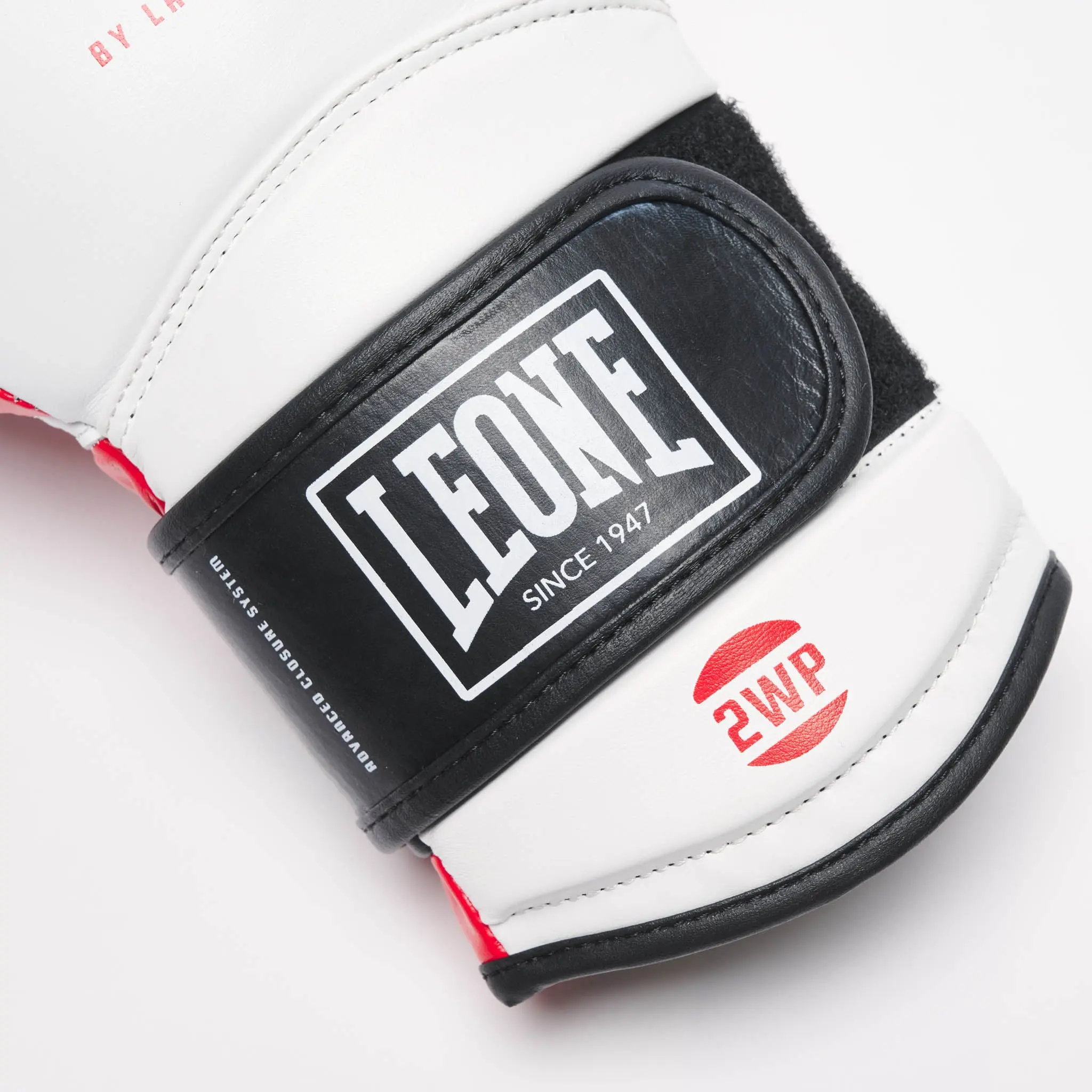 Leone Боксови ръкавици - BOXING GLOVES IL TECNICO 3 / GN113 лого и закопчаване