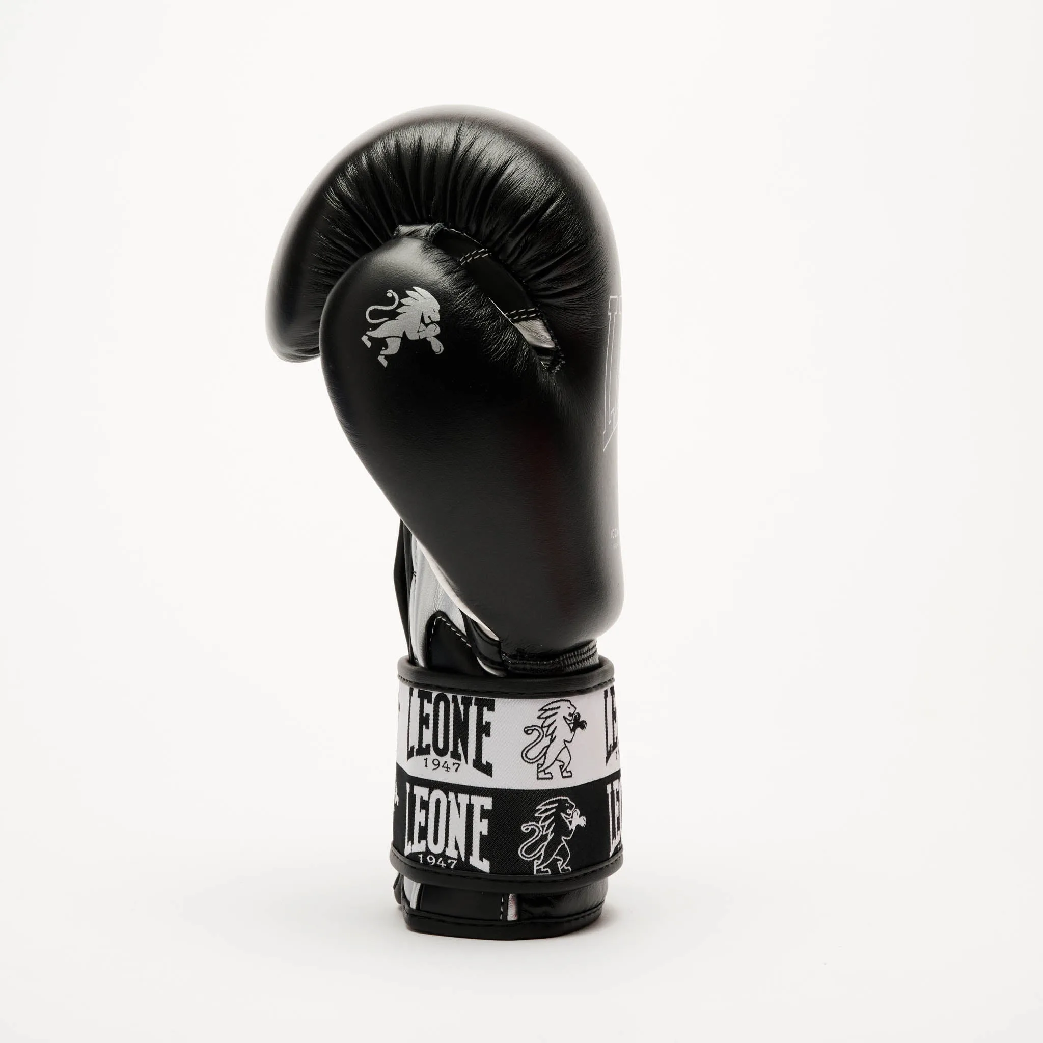 Leone - ICONIC BOXING GLOVES GN208 / Black детайл на лентата