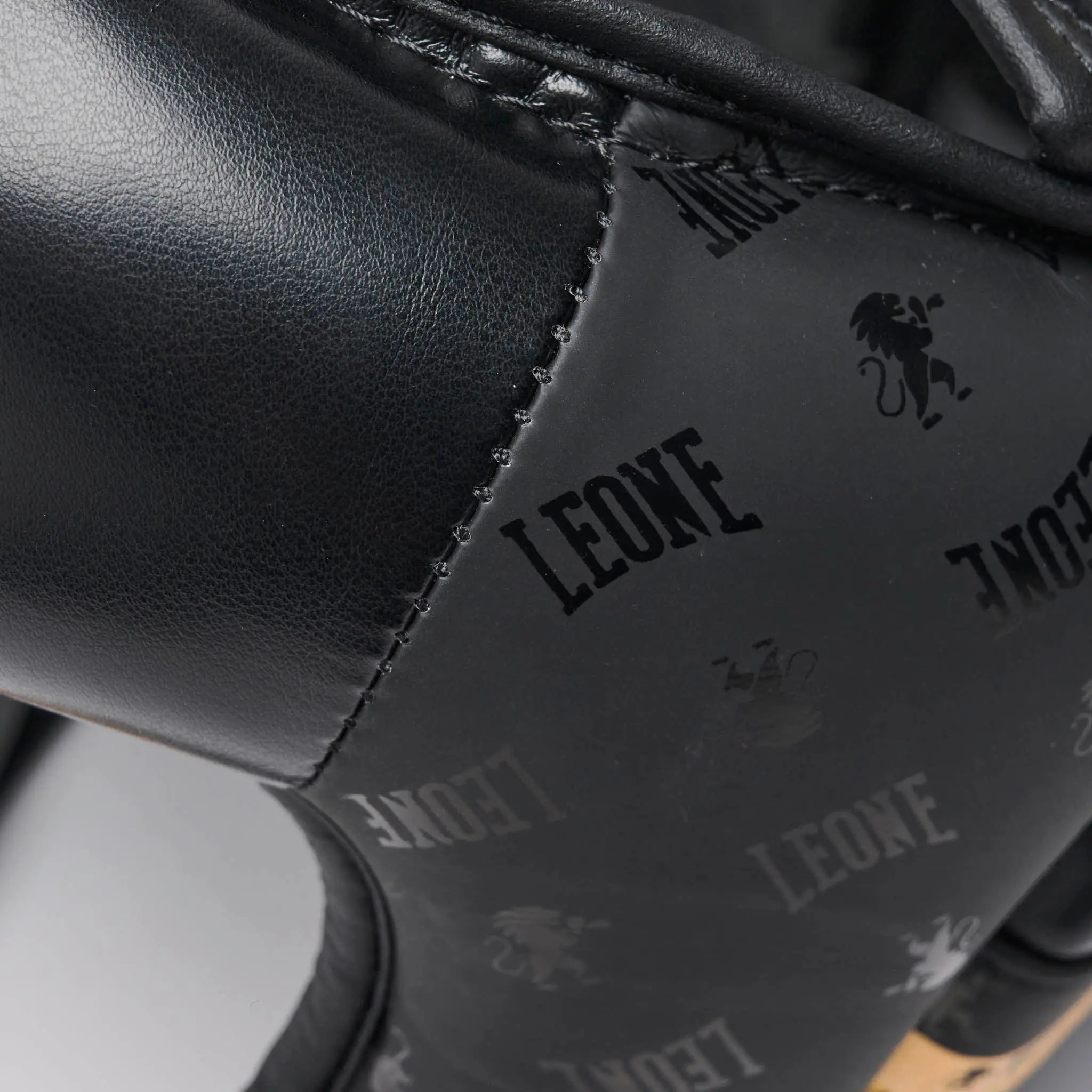 Leone Каска - HEADGEAR DNA CS444 - Black/Gold, детайл с надпис