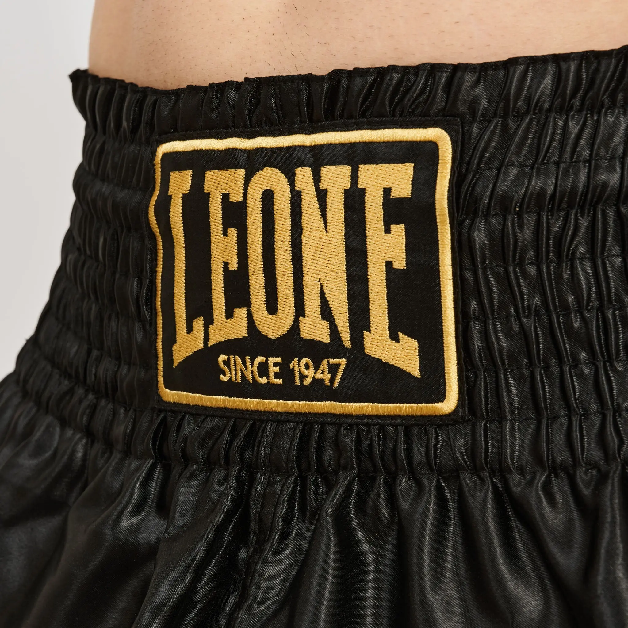 Leone - BASIC 2 KICK SHORTS - Black - Муай Тай Шорти - AB970 лого на талията
