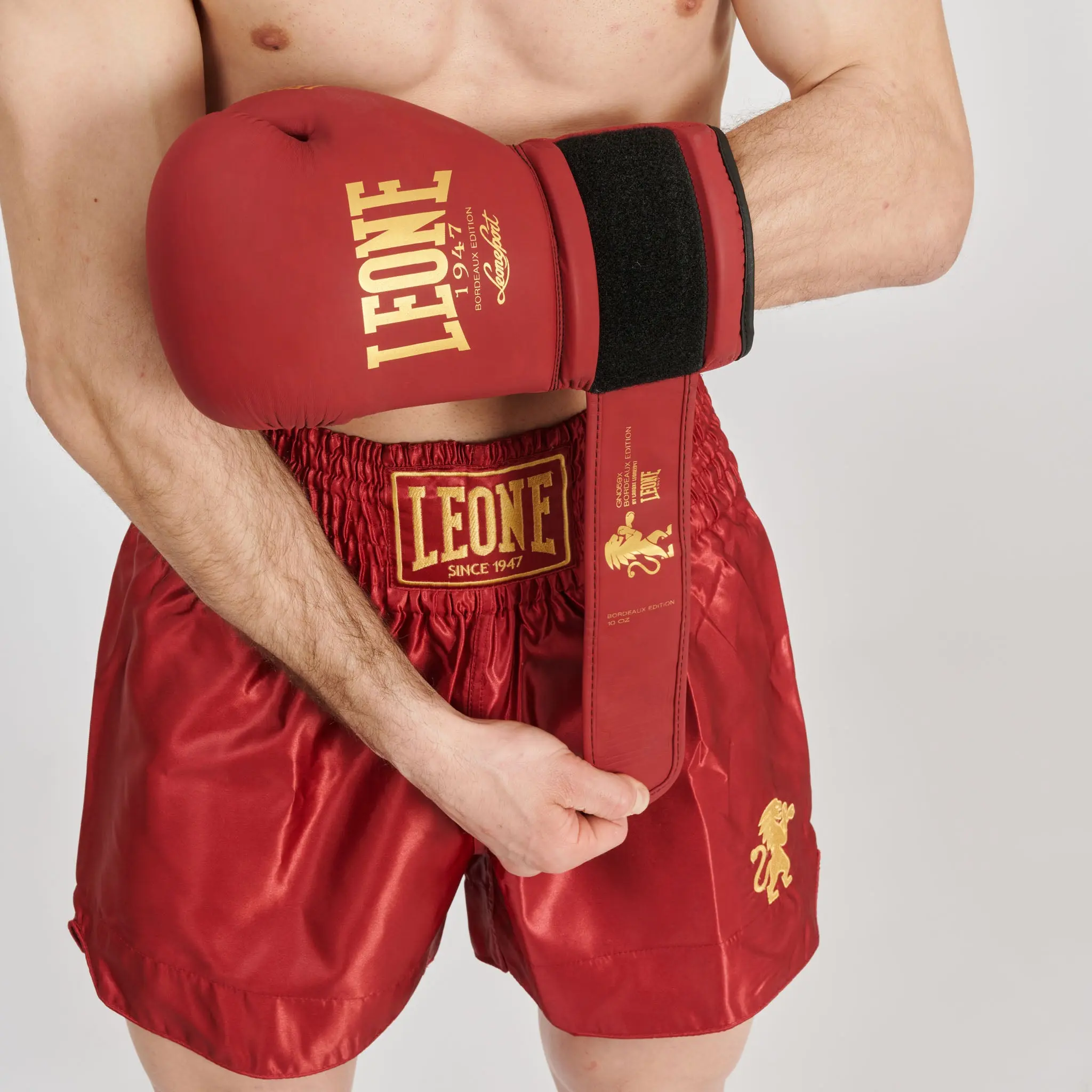 Leone - BASIC 2 KICK SHORTS - Blue - Муай Тай Шорти - AB970 червен цвят, с ръкавица Leone