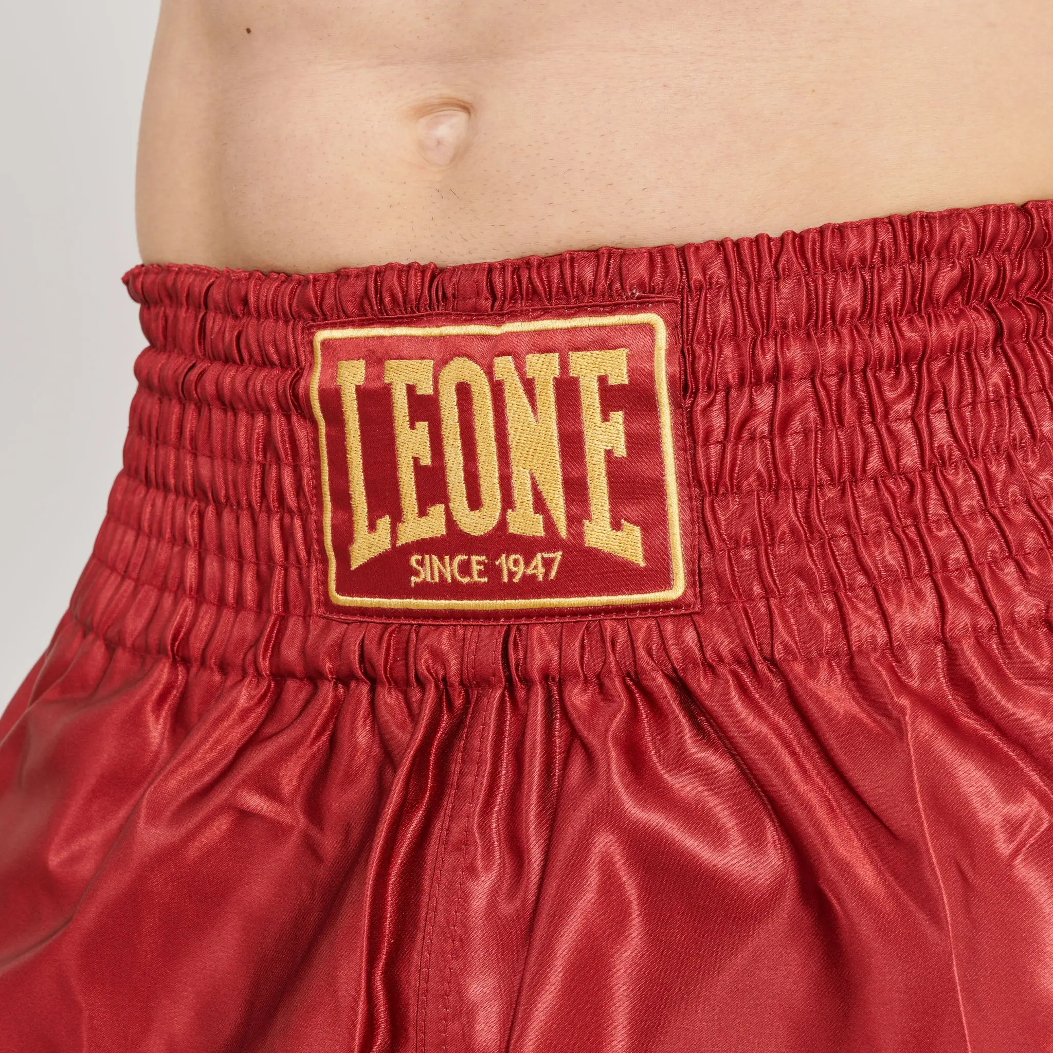 Leone - BASIC 2 KICK SHORTS - Blue - Муай Тай Шорти - AB970 червен цвят, лого Leone, близък план
