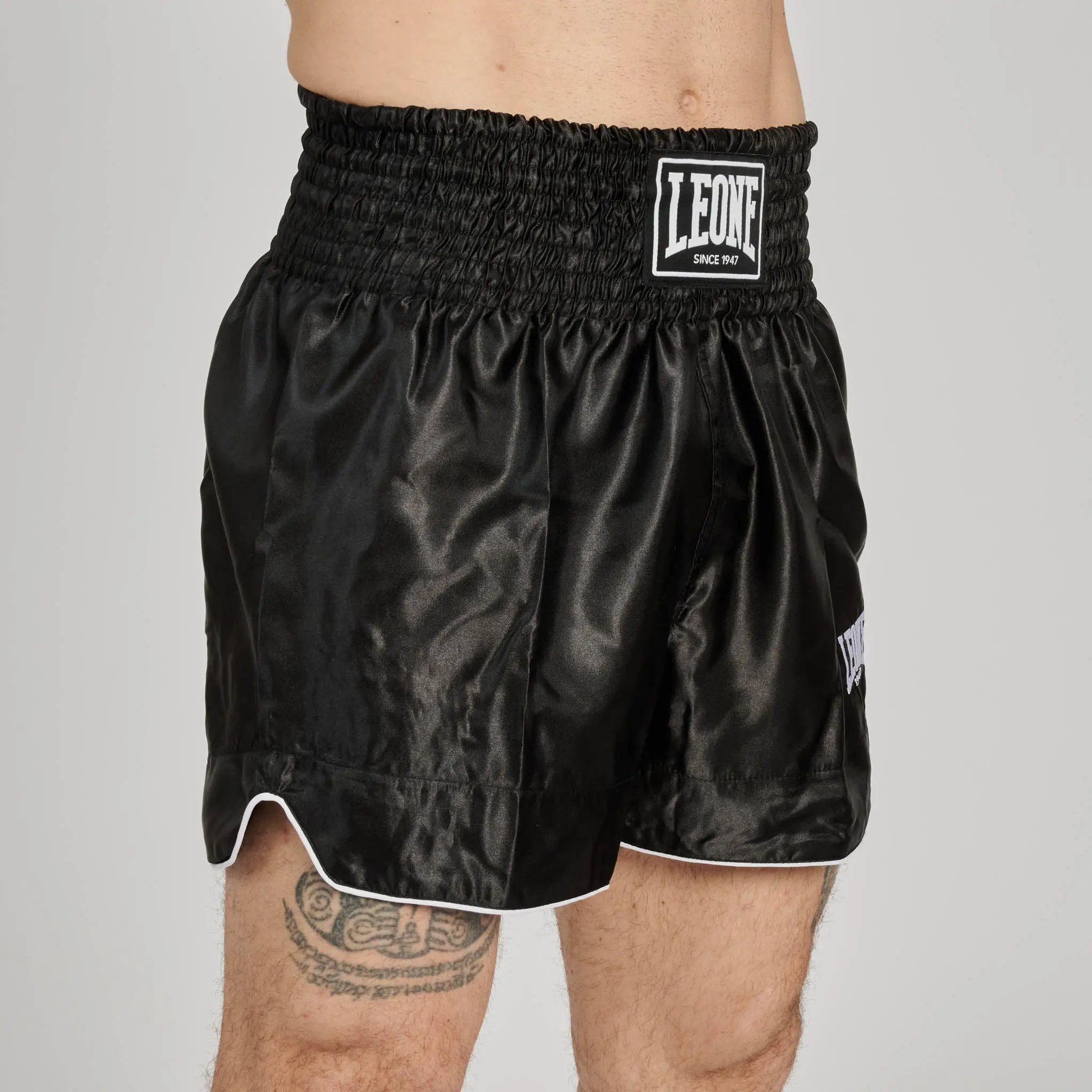 Leone - BASIC THAI SHORTS - Black - Муай Тай Шорти - AB766, преден изглед с етикет