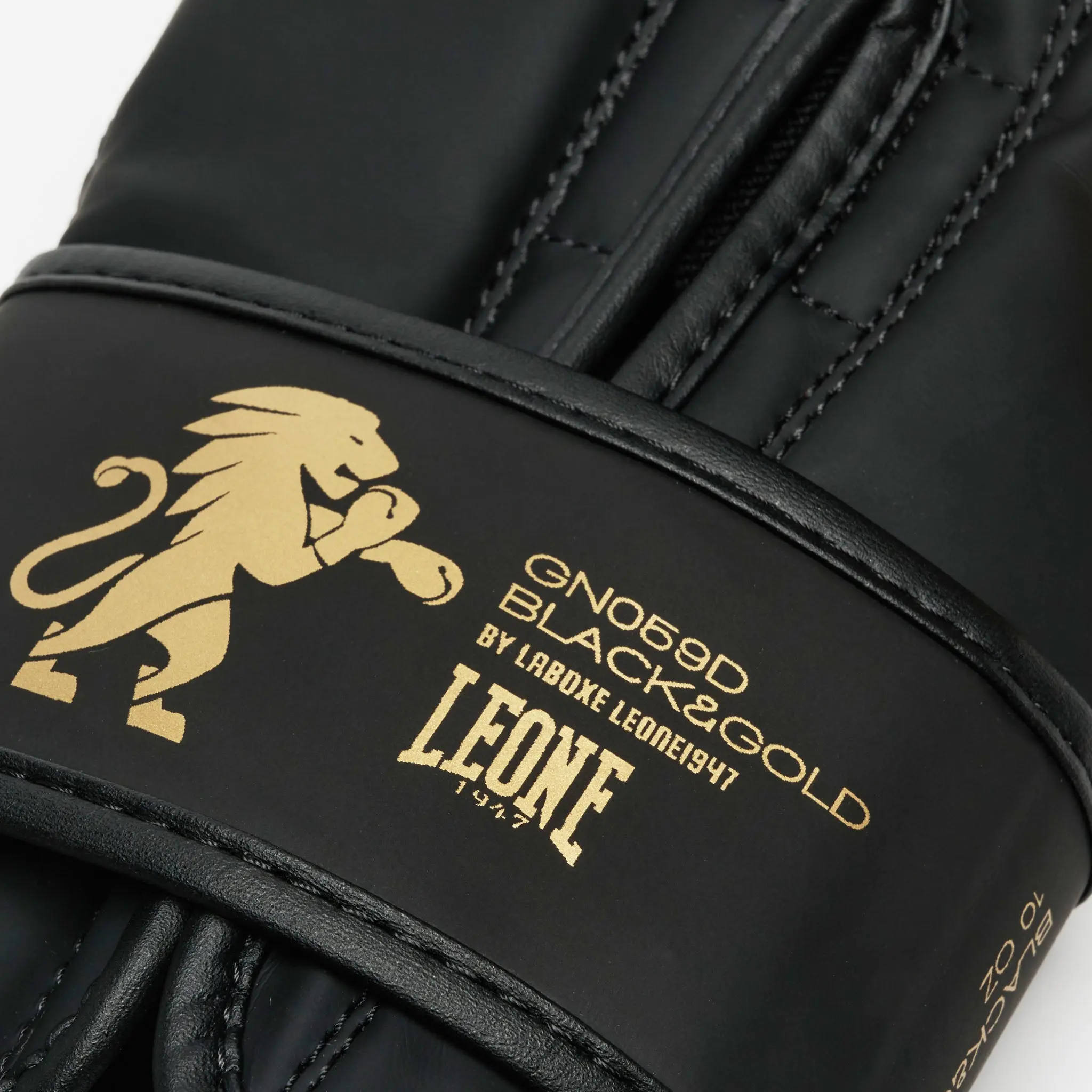 Leone - BLACK&GOLD BOXING GLOVES GN059D / Black/Gold детайличен изглед на етикета
