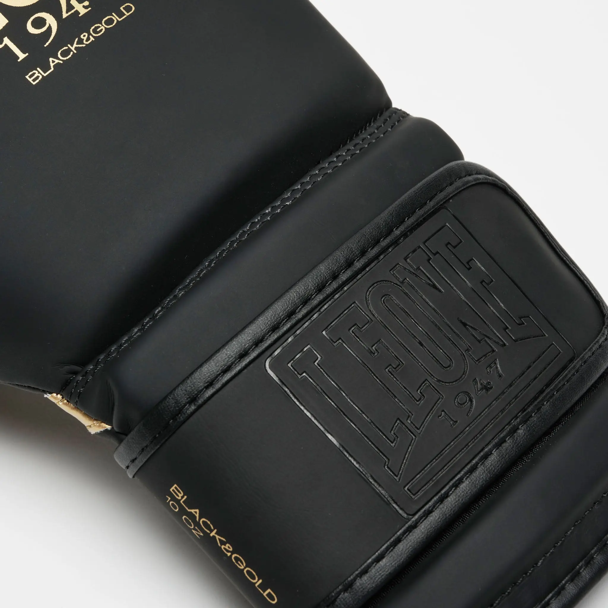 Leone - BLACK&GOLD BOXING GLOVES GN059D / Black/Gold детайл на лентата