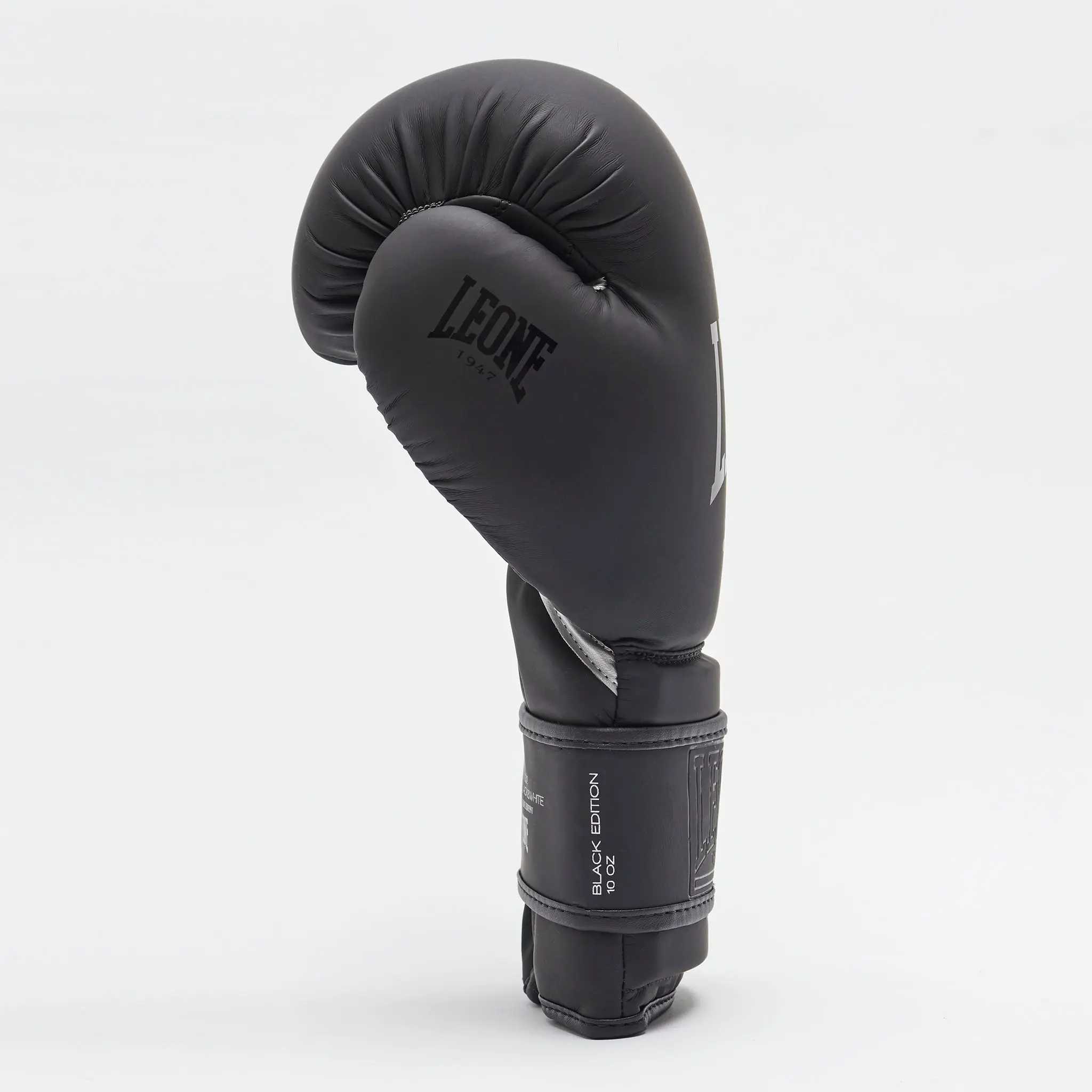 Leone - BLACK&WHITE BOXING GLOVES GN059 / White детайлен изглед на етикет