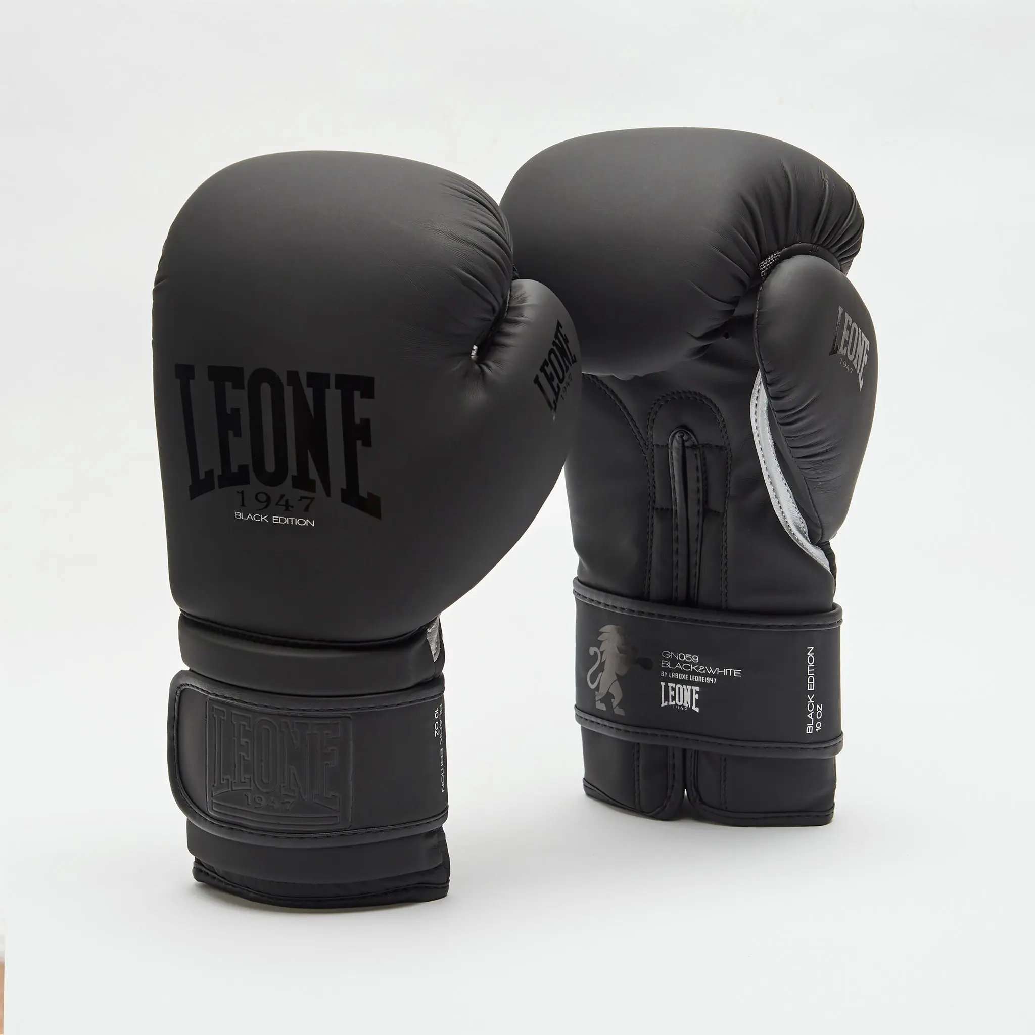 Leone - BLACK&WHITE BOXING GLOVES GN059 / White преден изглед на една ръкавица