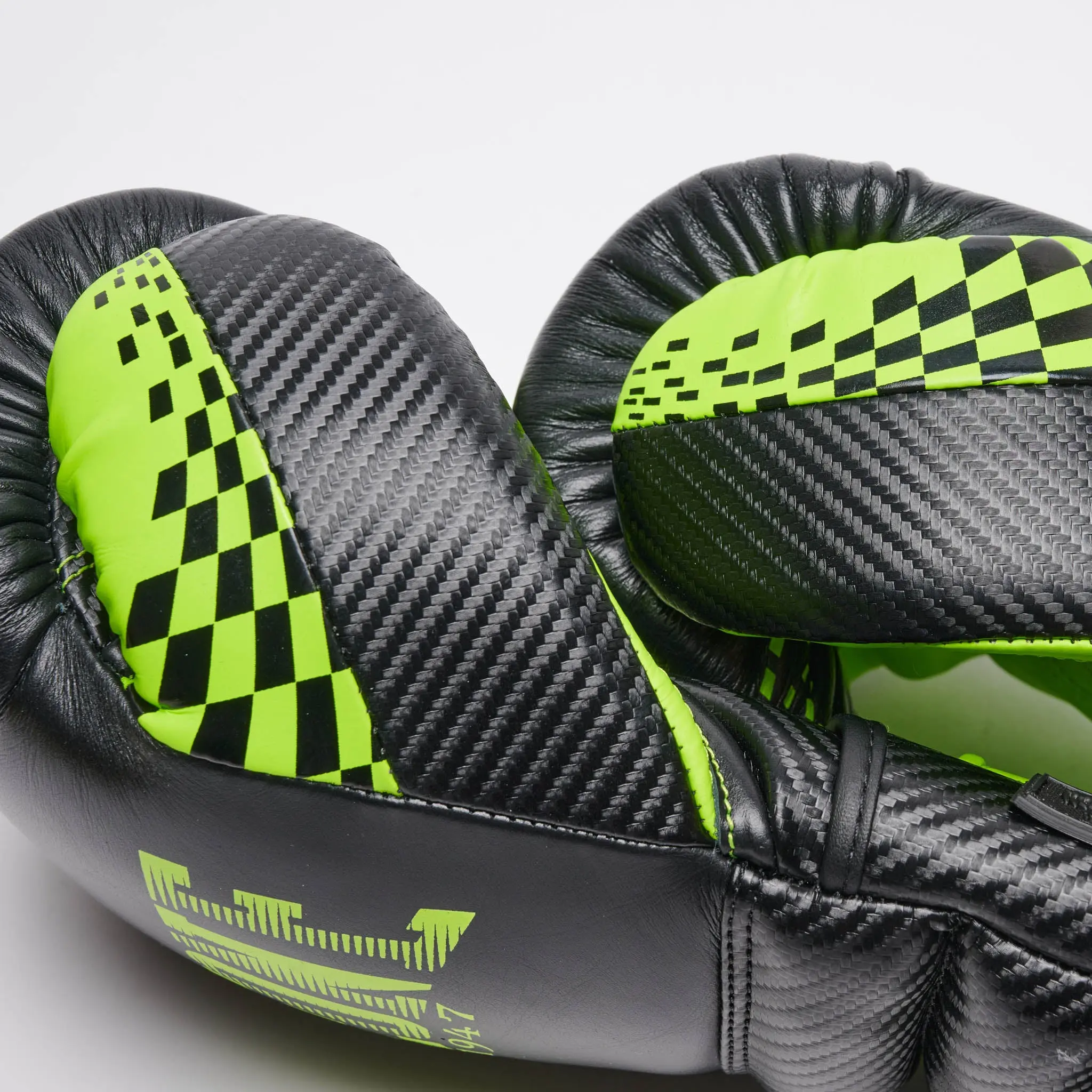 Leone - BOXING GLOVES CARBON22 GN222 - Black/Neo Green близък план на материала