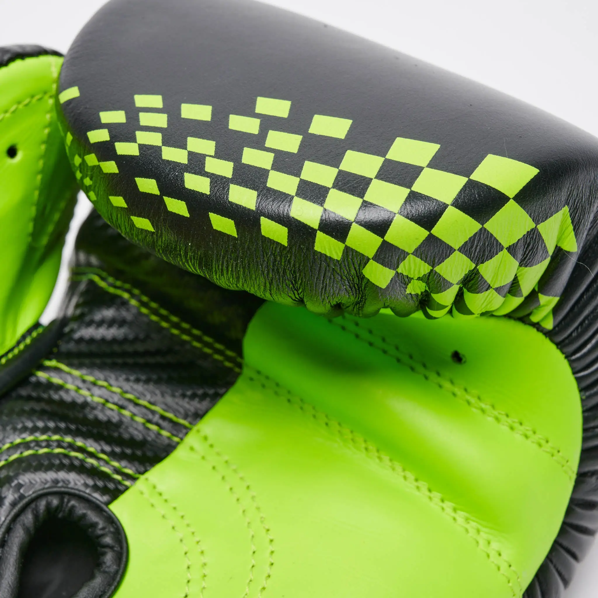 Leone - BOXING GLOVES CARBON22 GN222 - Black/Neo Green детайл с шарка