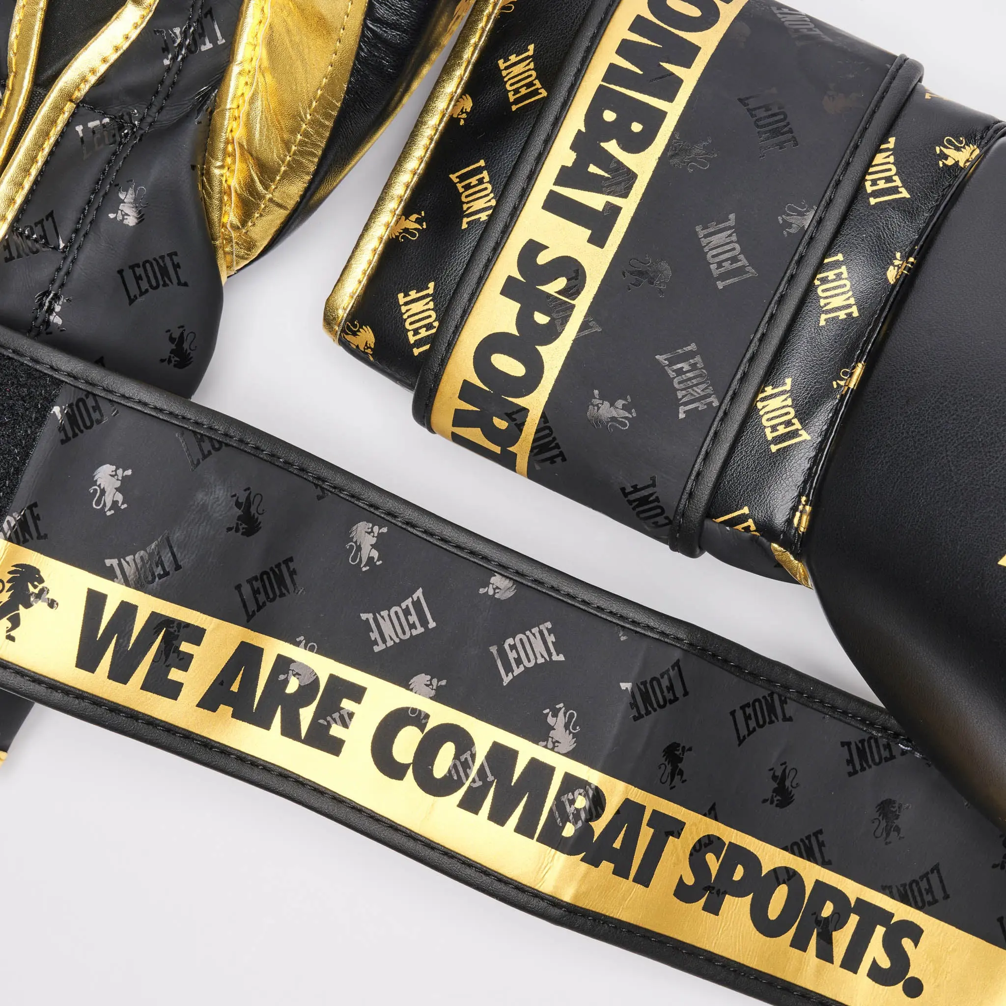 Leone - BOXING GLOVES DNA - Black - GN220 детайл с надпис 'WE ARE COMBAT SPORTS'
