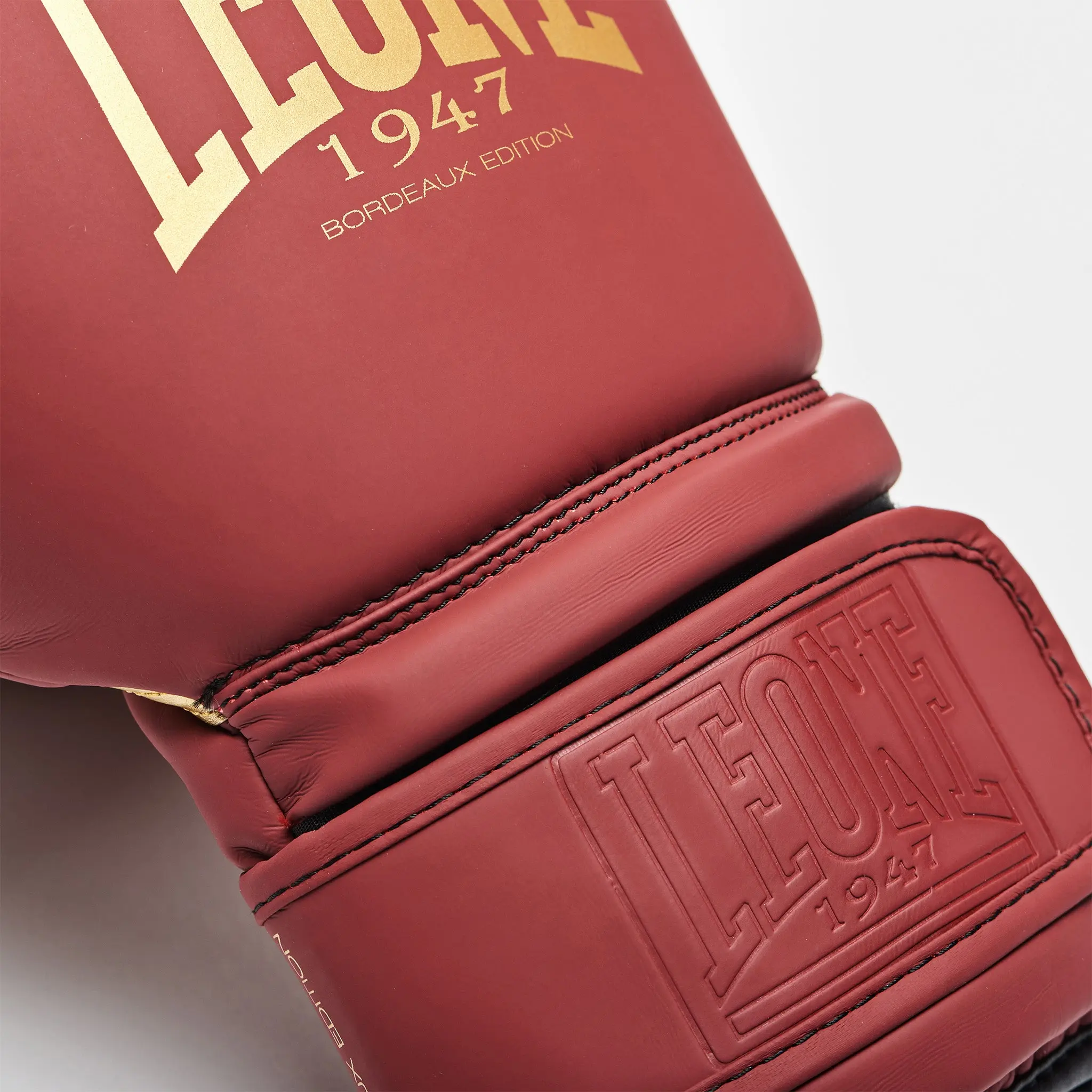 Leone - BOXING GLOVES GN059X / BORDEAUX ED детайл на закопчалката