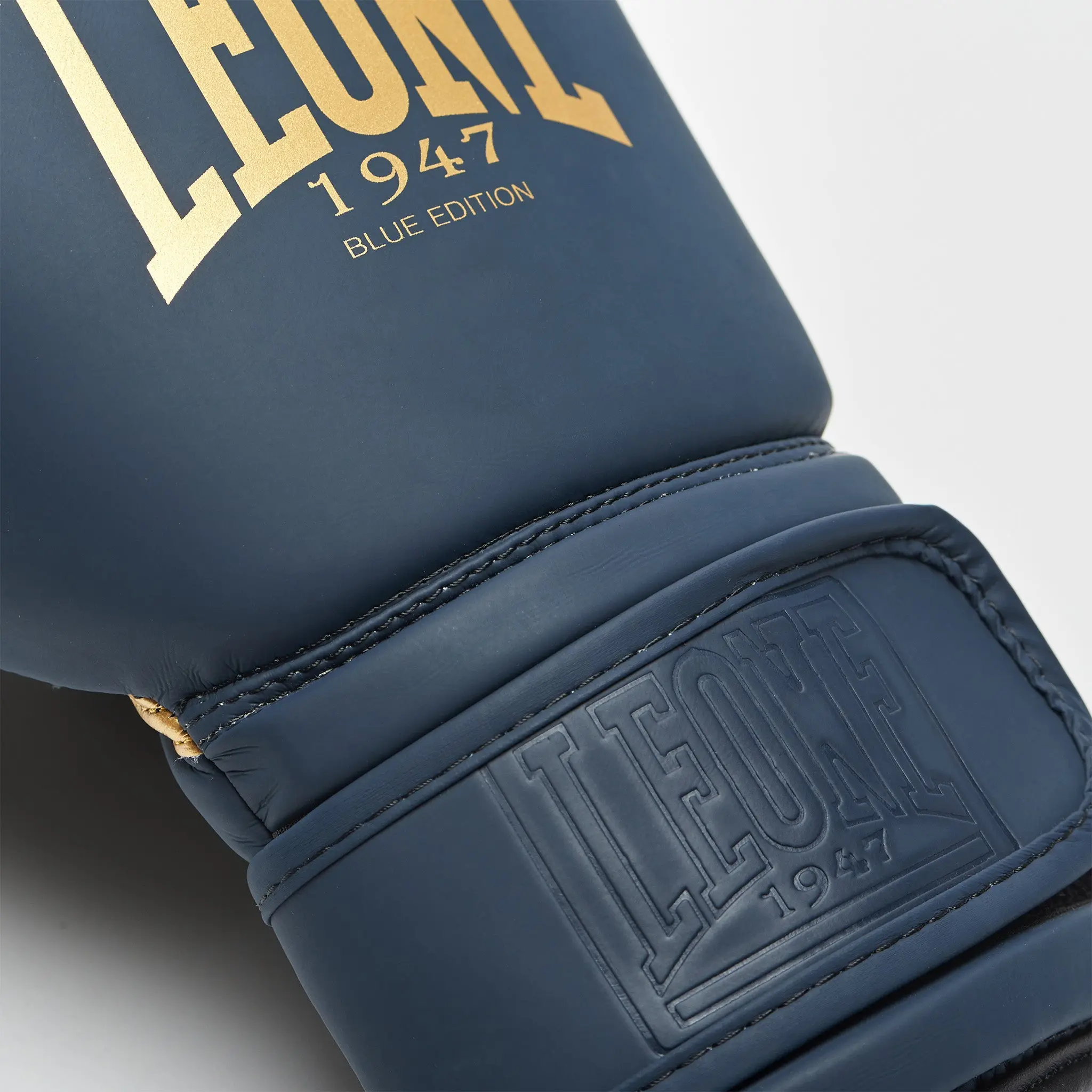Leone - BOXING GLOVES GN059B / BLUE EDITION акцент върху лого