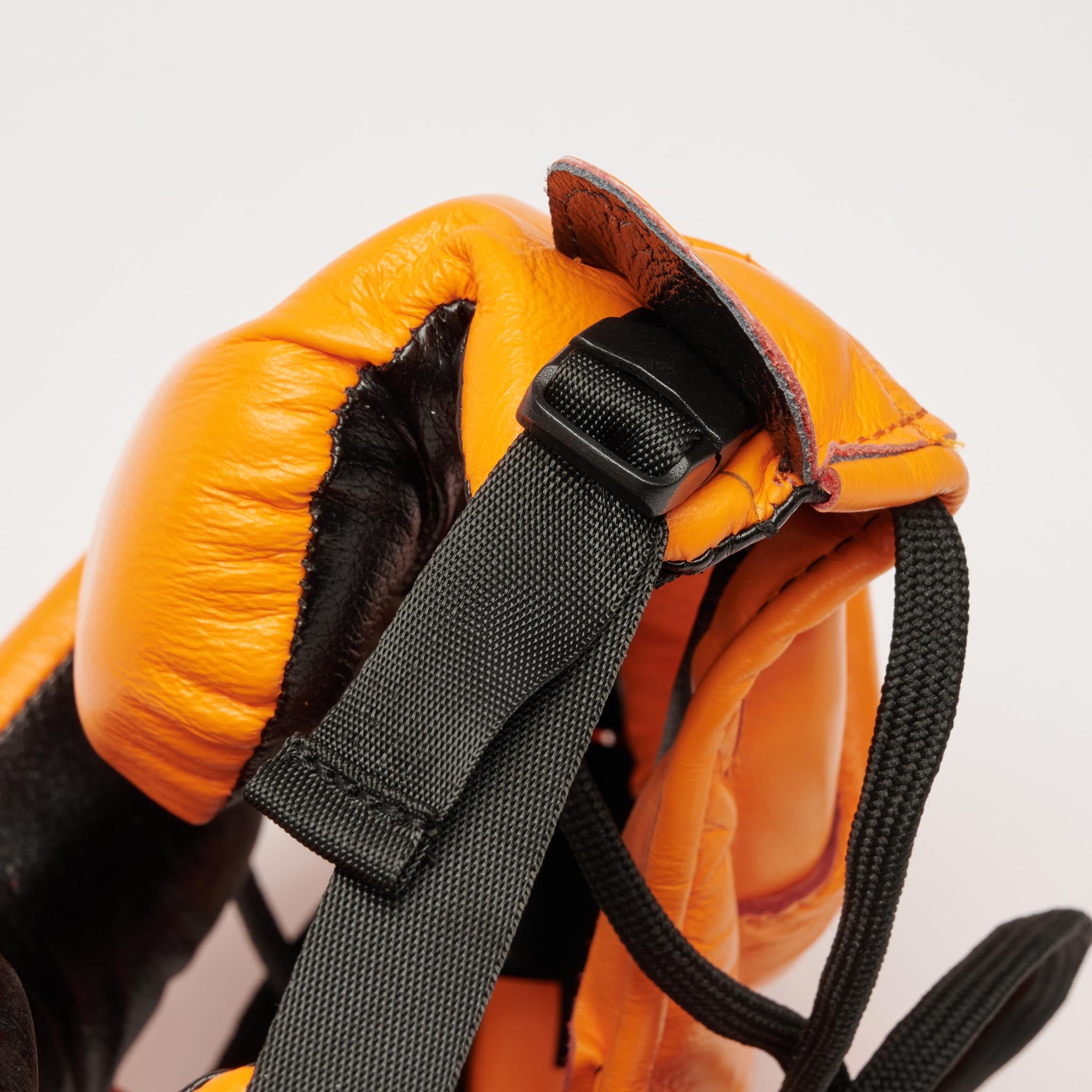 Leone 1947 Augusto Classic Headgear - Orange преден изглед на закопчалка