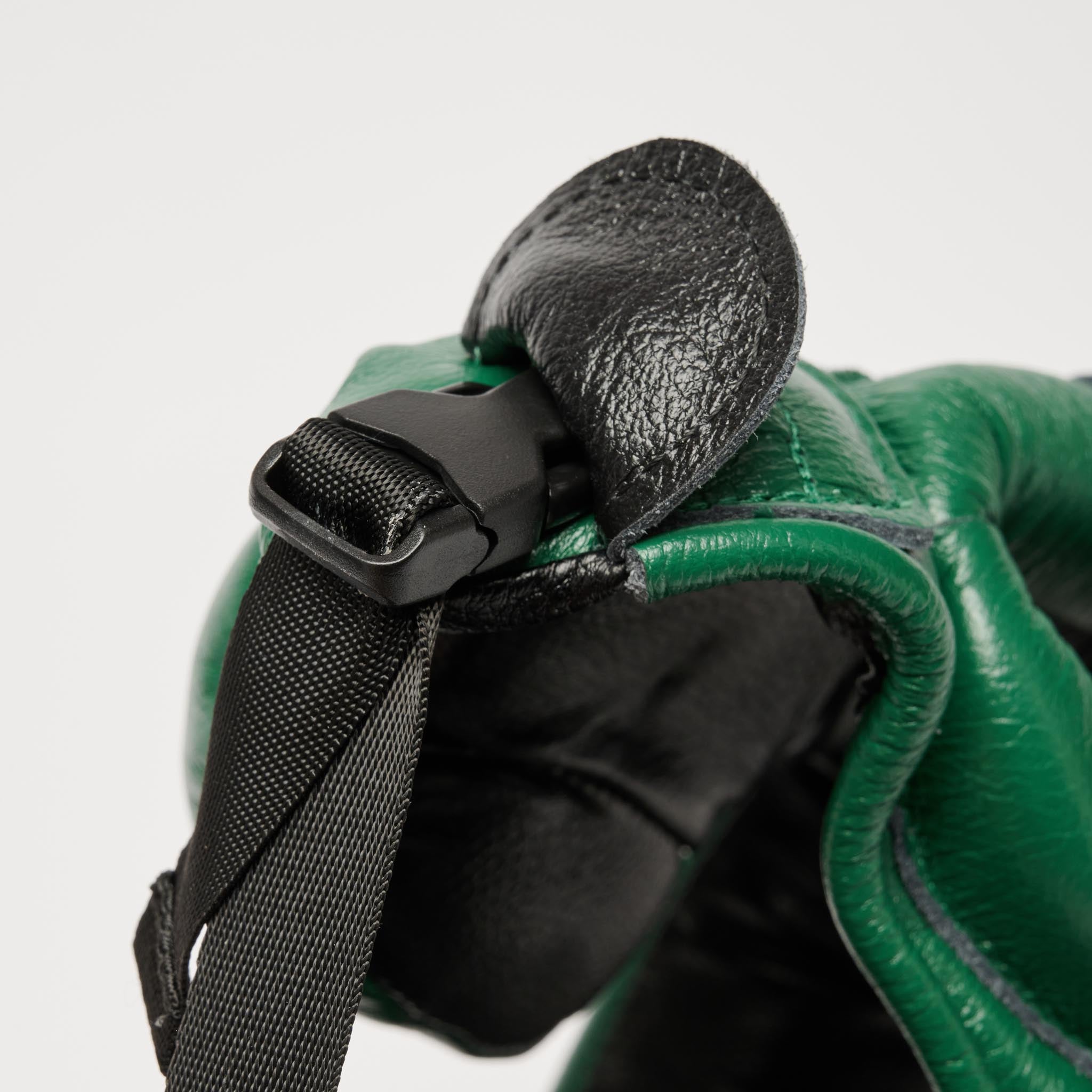 Leone 1947 Augusto Classic Headgear - Green детайл на закопчалка