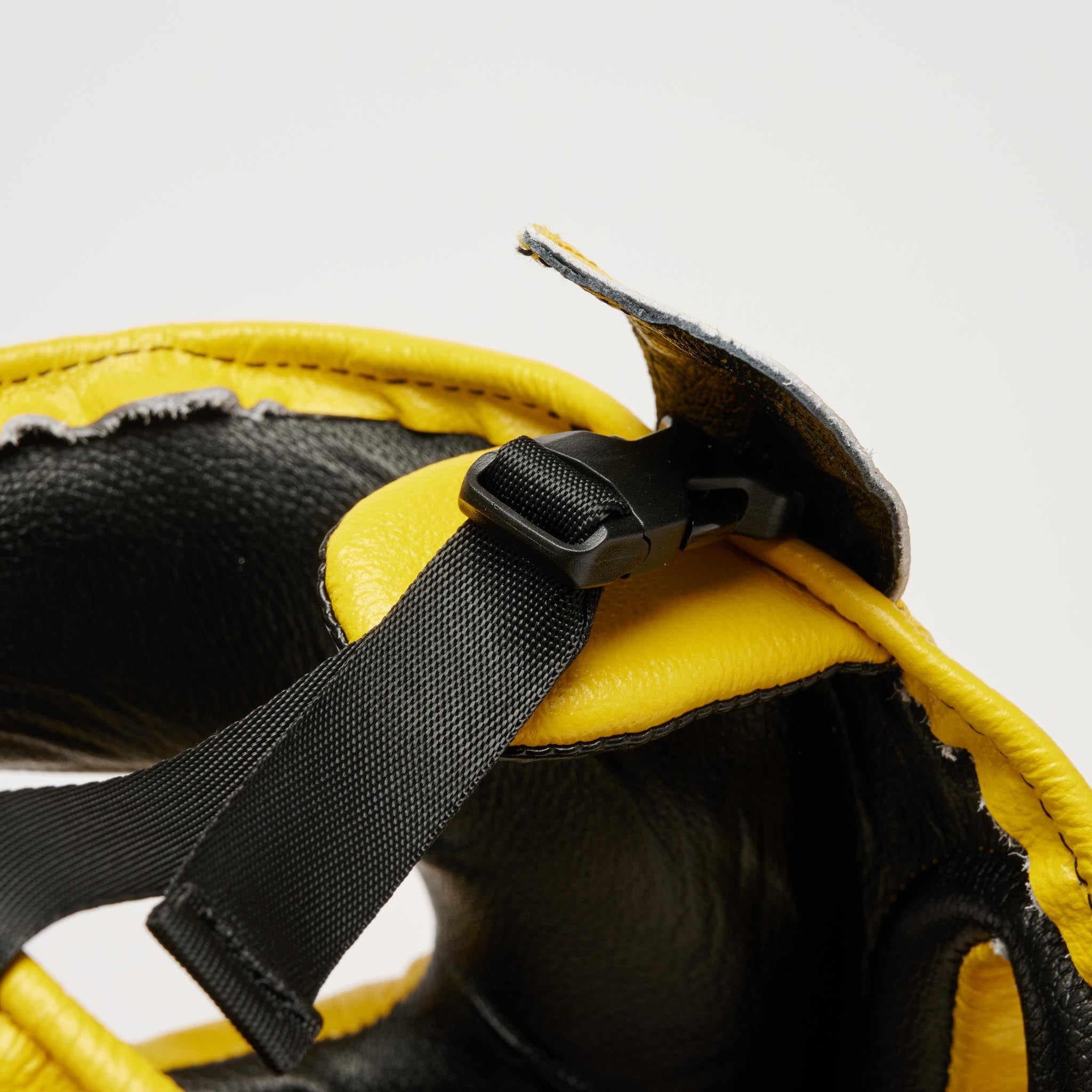 Leone 1947 Nerone Classic Headgear - Yellow детайл на закопчаване