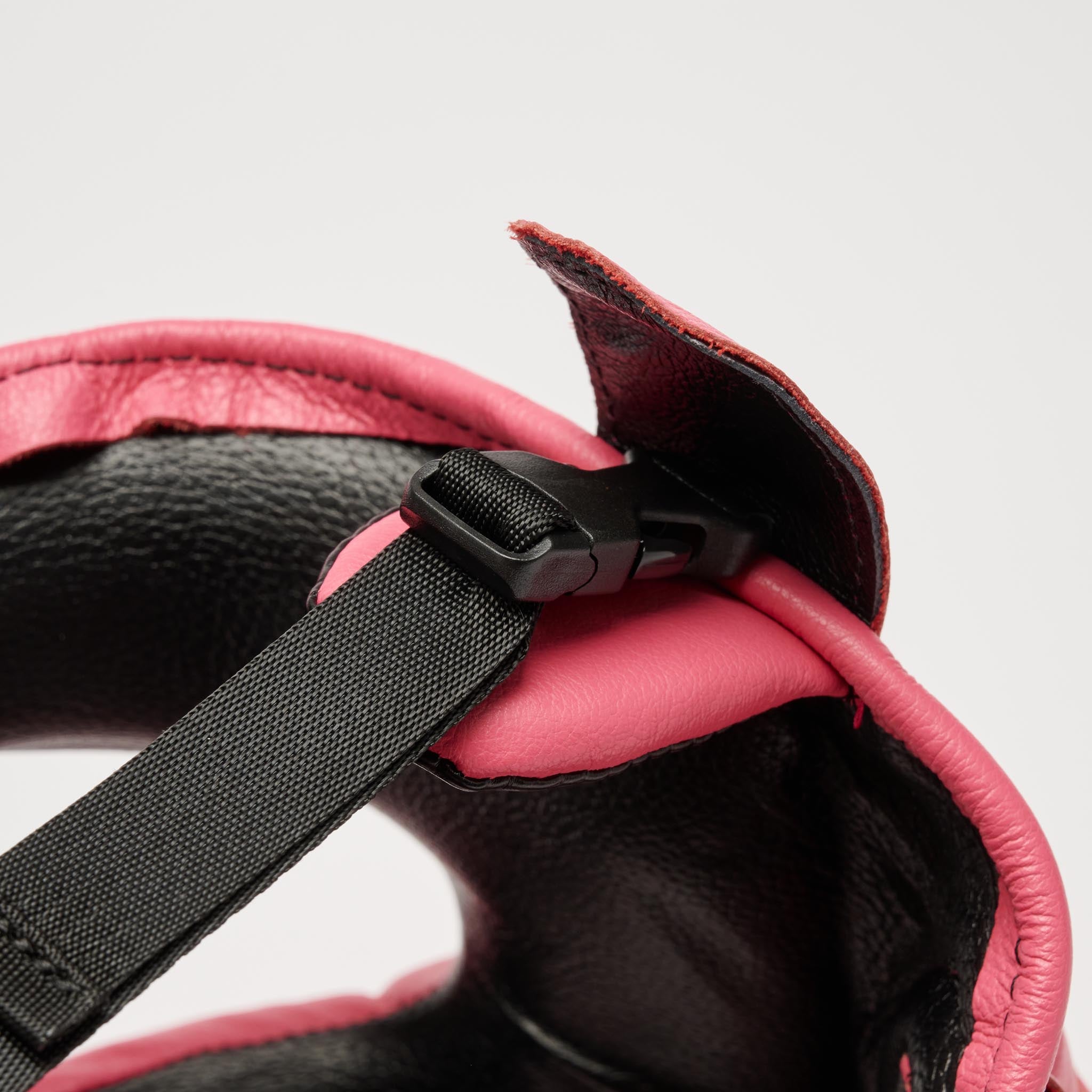 Leone 1947 Nerone Classic Headgear - Pink, детайл на закопчаване