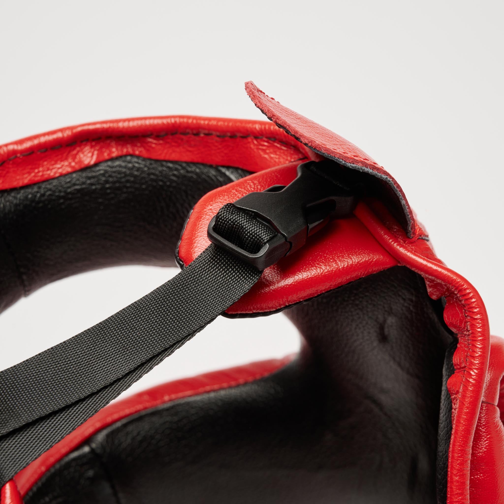 Leone 1947 Nerone Classic Headgear - Red, детайл на закопчалката
