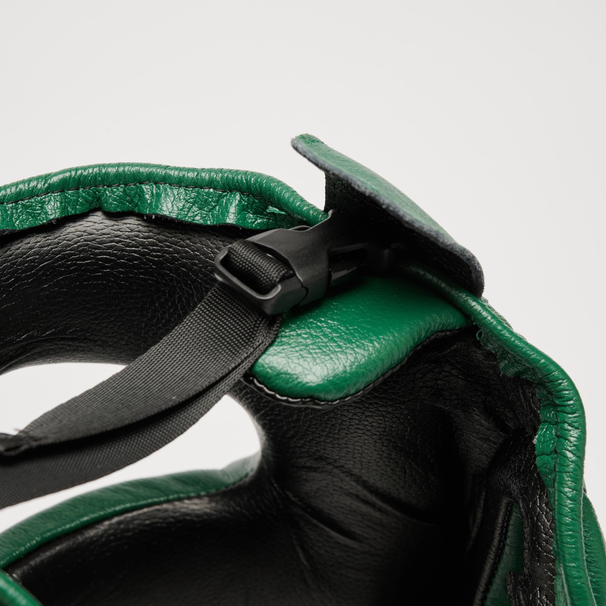 Leone 1947 Nerone Classic Headgear - Green детайл от закрепване