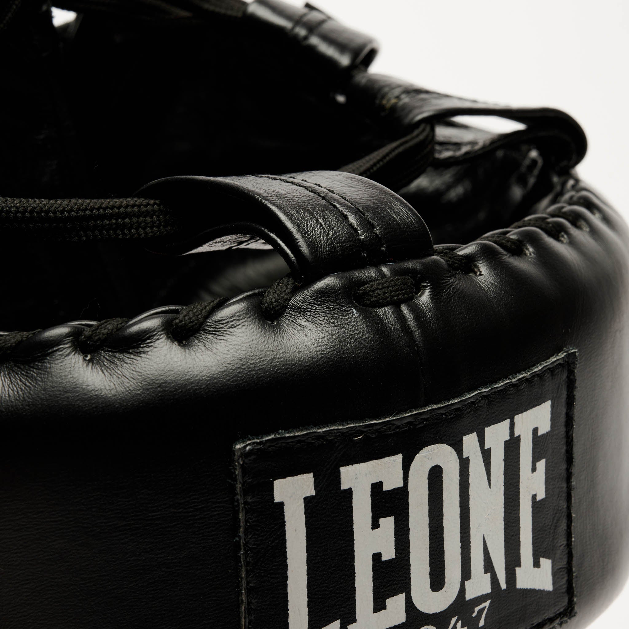 Leone 1947 The Greatest Headgear - Black близък план на лого