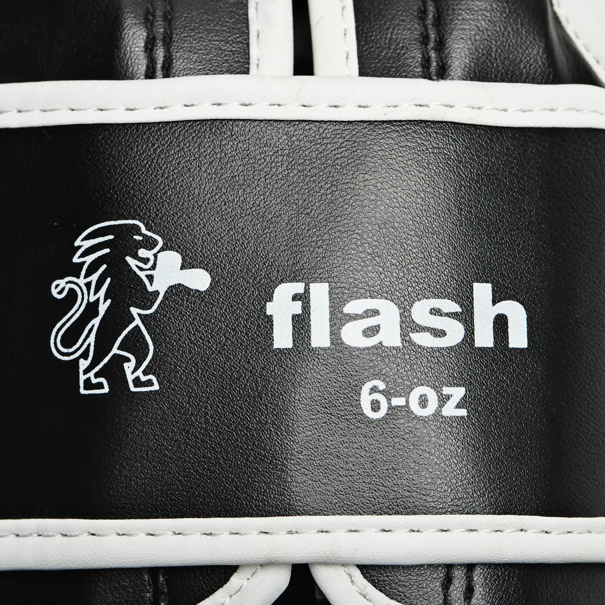 Leone - Детски ръкавици - JUNIOR BOXING GLOVES FLASH GN083J / Black, етикет с лого Leone 1947
