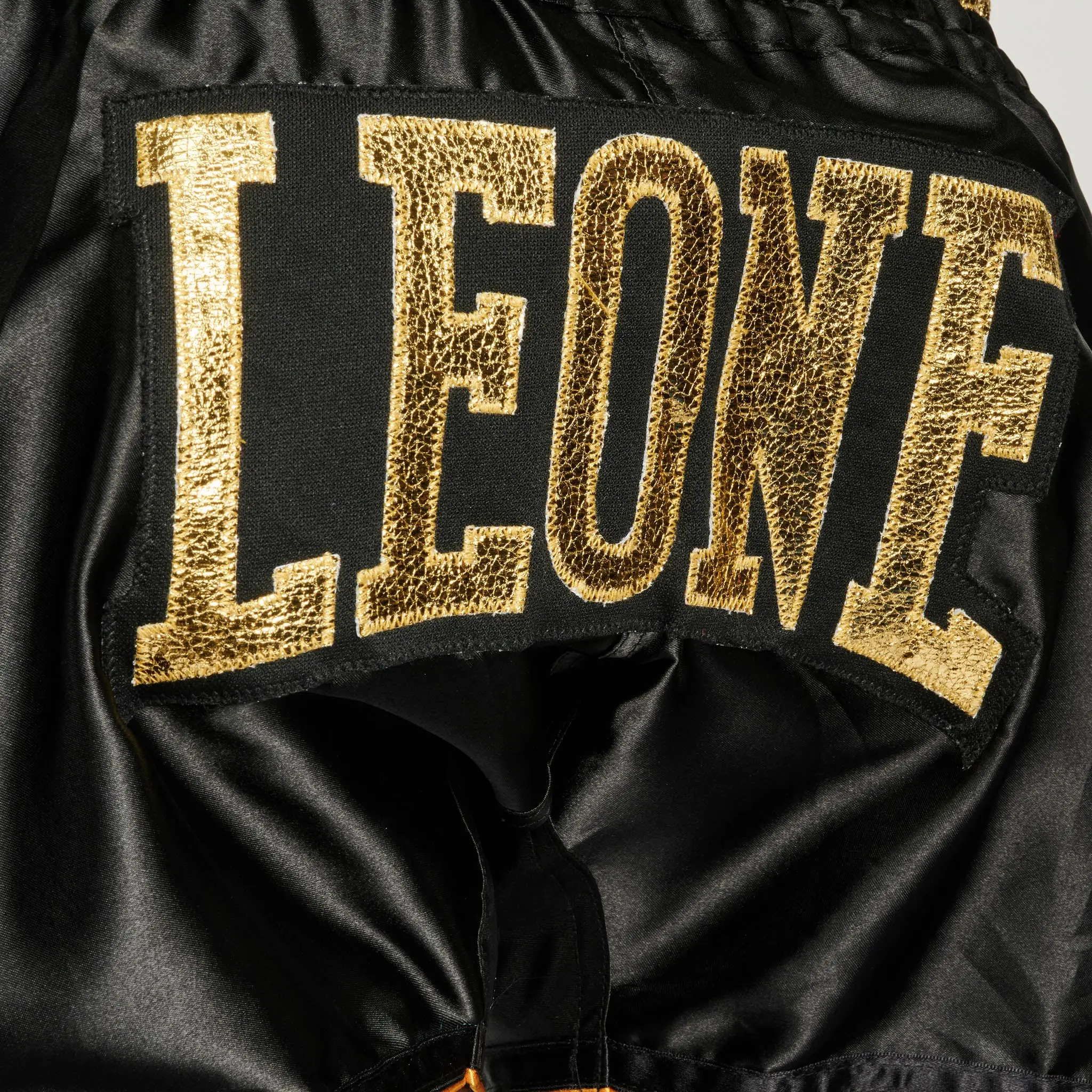 Leone - KHAO LAK THAI SHORTS - Black - Муай Тай Шорти - AB876, лого Leone Thailand