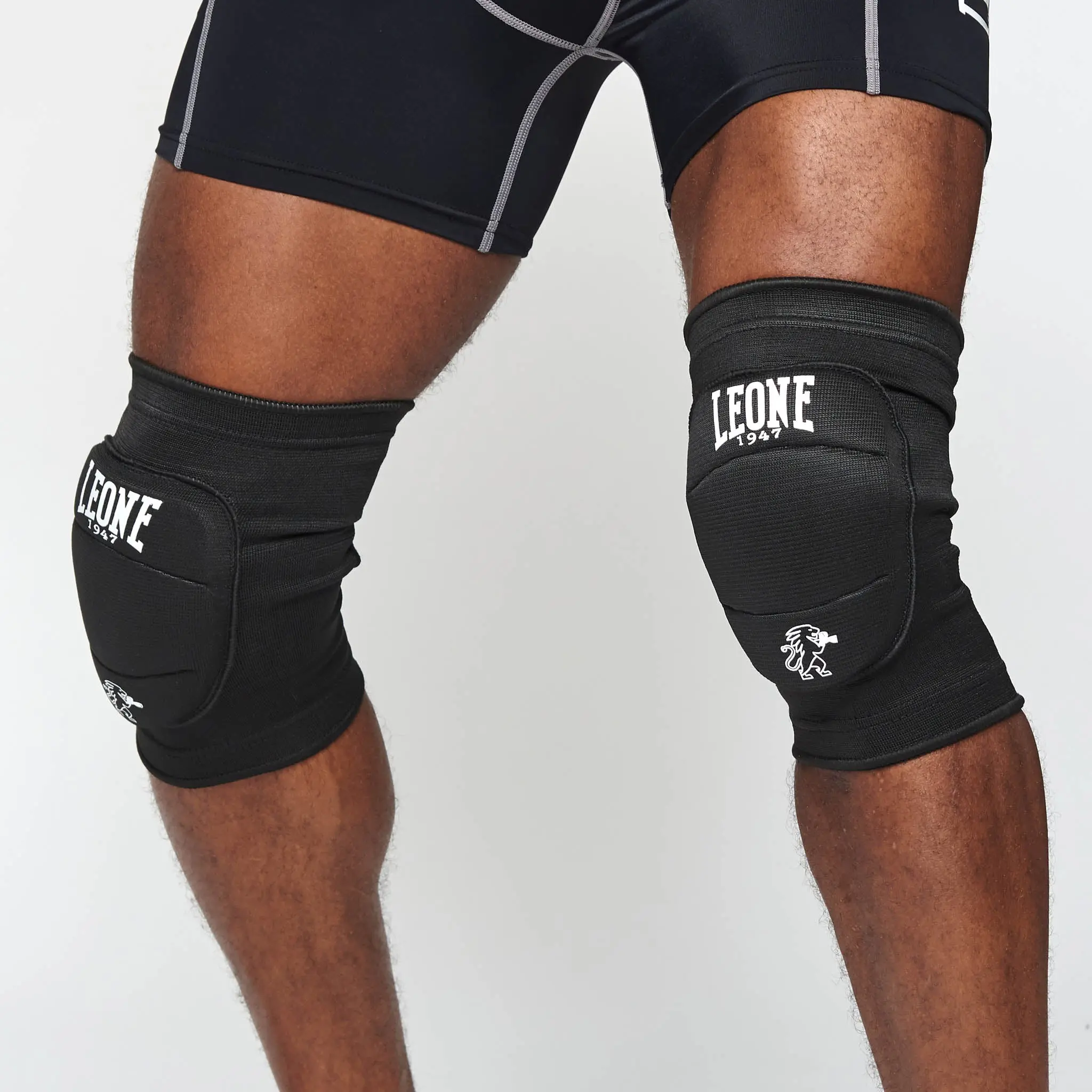 Leone - Наколенки / KNEE PADS - PR328 близък план на едната наколенка