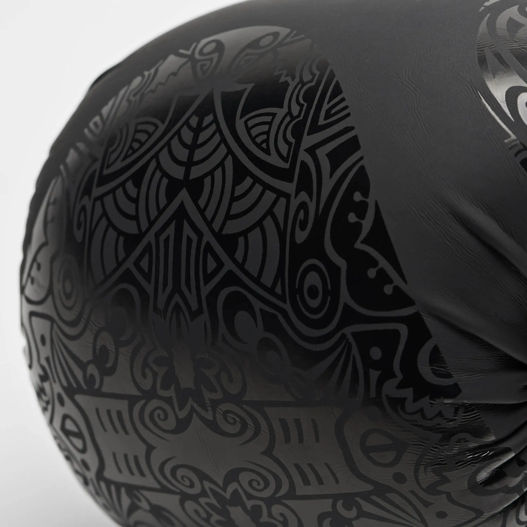 Leone - Maori Boxing Gloves - Black / Black - GN070 детайлен изглед на лого