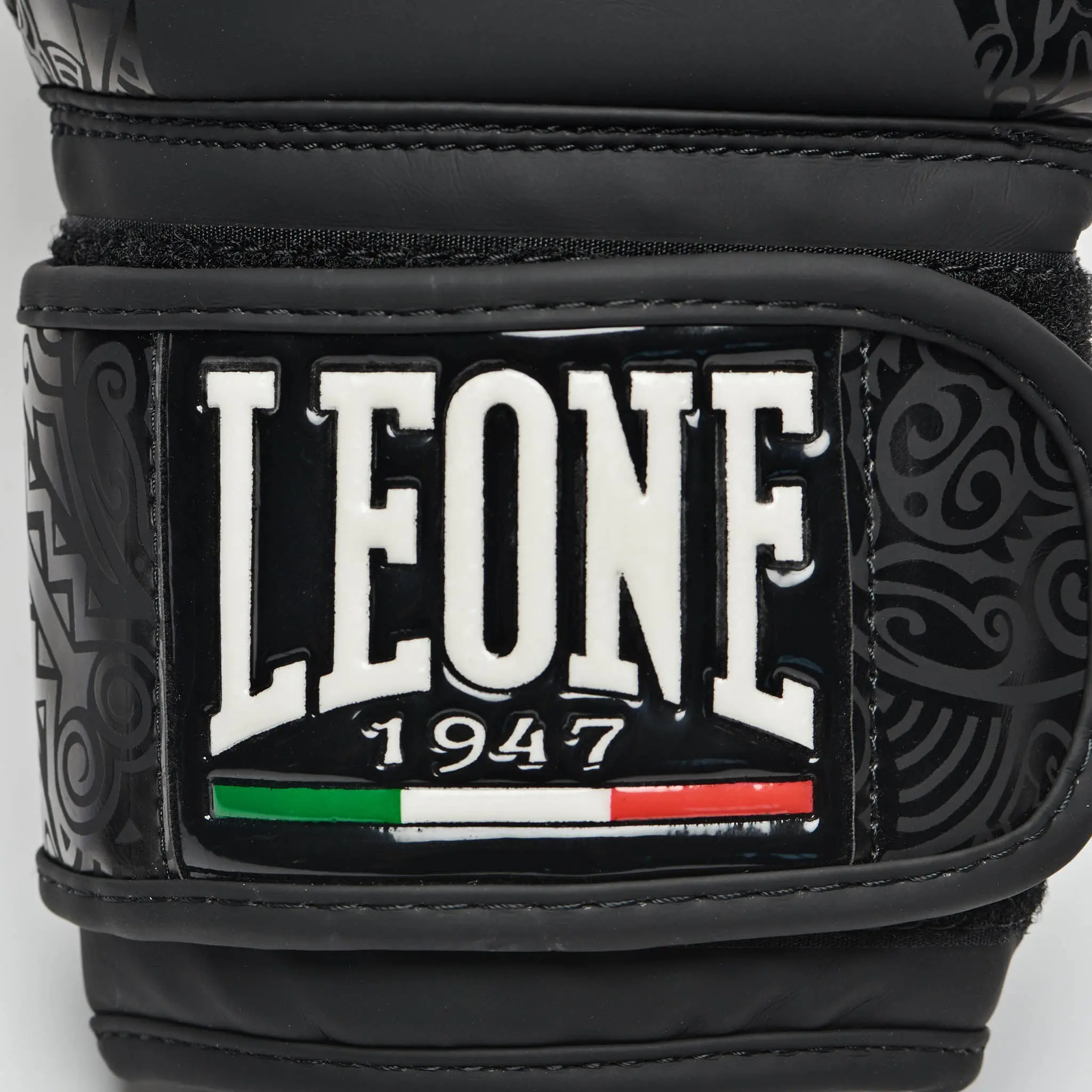 Leone - Maori Boxing Gloves - Black / Black - GN070 преден изглед с акцент върху лого