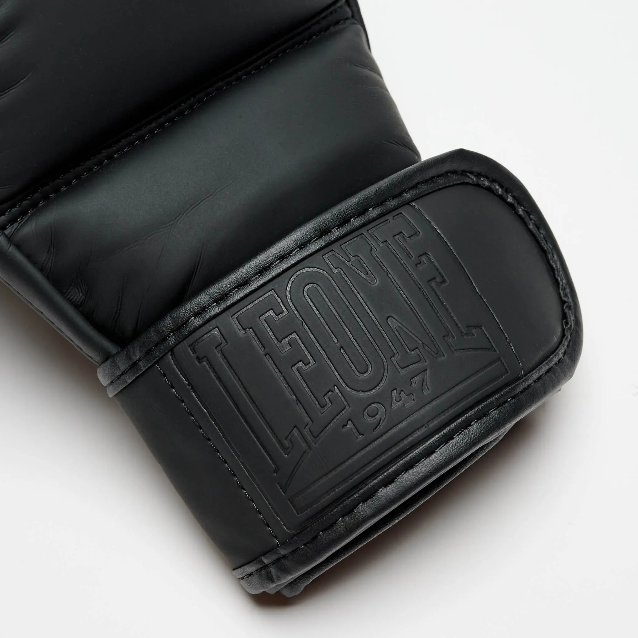 Leone - MMA GLOVES BLACK EDITION GP121 / Аматьорски ръкавици, детайл от гривната с лого Leone 1947
