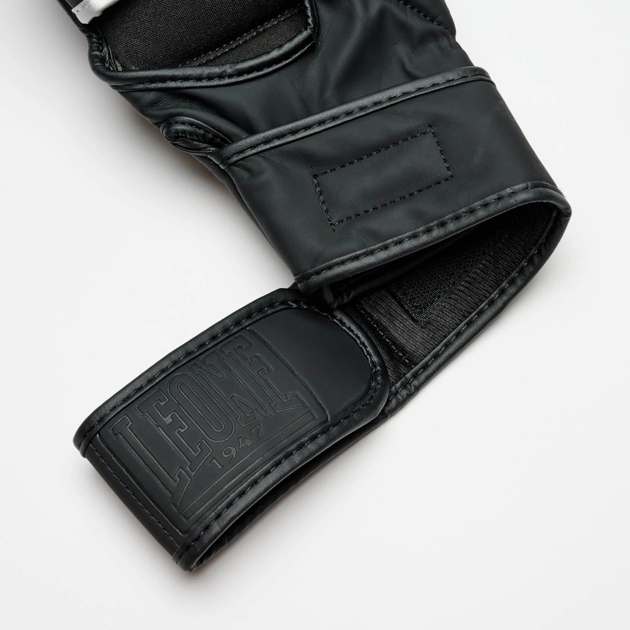 Leone - MMA GLOVES BLACK EDITION GP121 / Аматьорски ръкавици, лого Leone 1947 на гривната, отворена