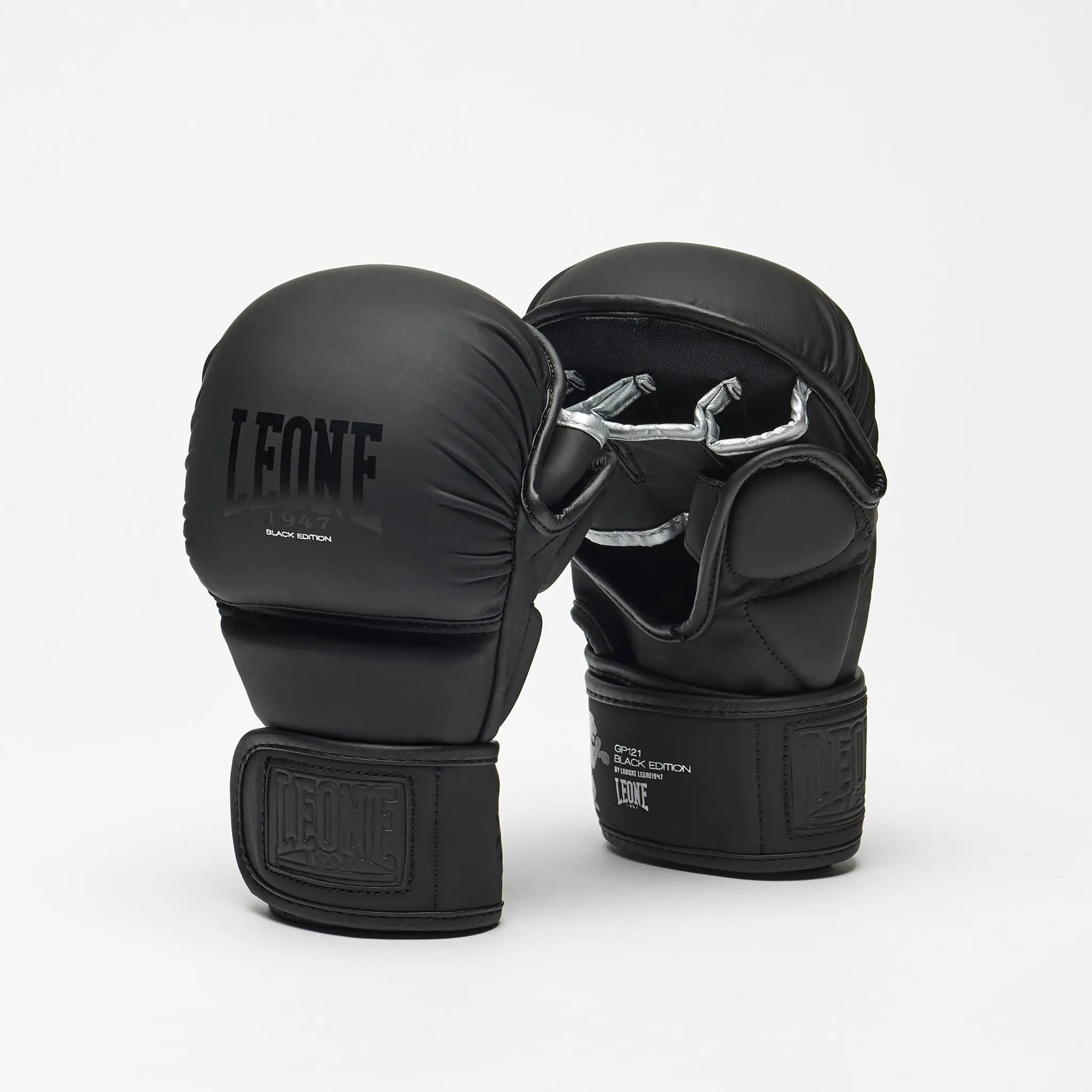 Leone - MMA GLOVES BLACK EDITION GP121 / Аматьорски ръкавици, лява ръкавица отпред, лого Leone