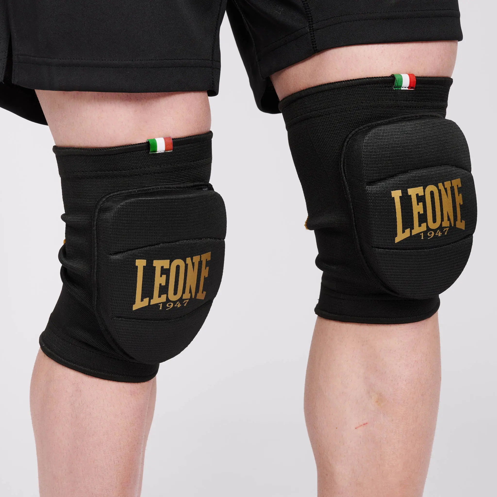 Leone - Наколенки Подплатени / KNEE PADS - PR342, текстов надпис WE ARE COMBAT SPORTS