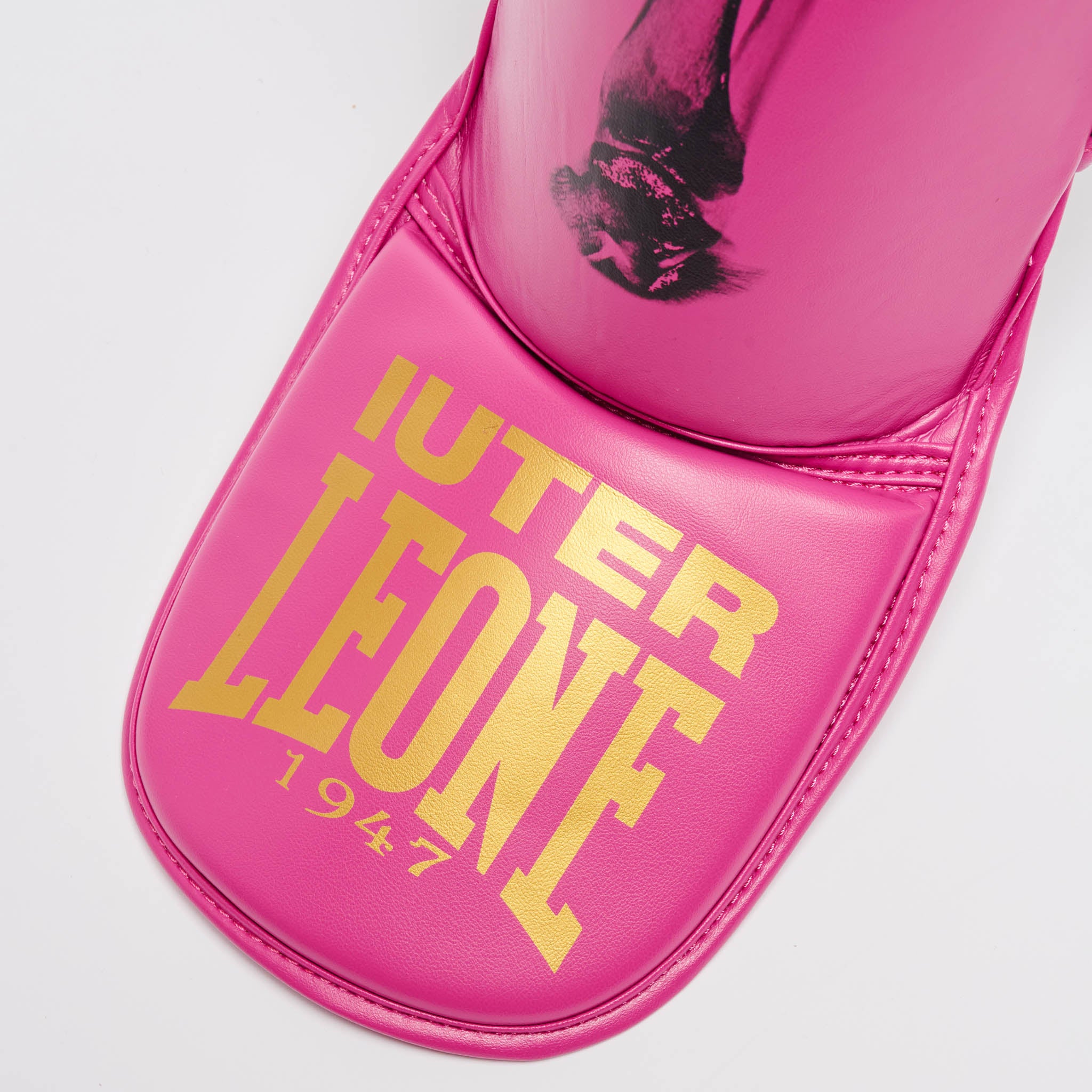 Leone 1947 Leone x Iuter Shin Guards - Fuchsia преден детайл с лого