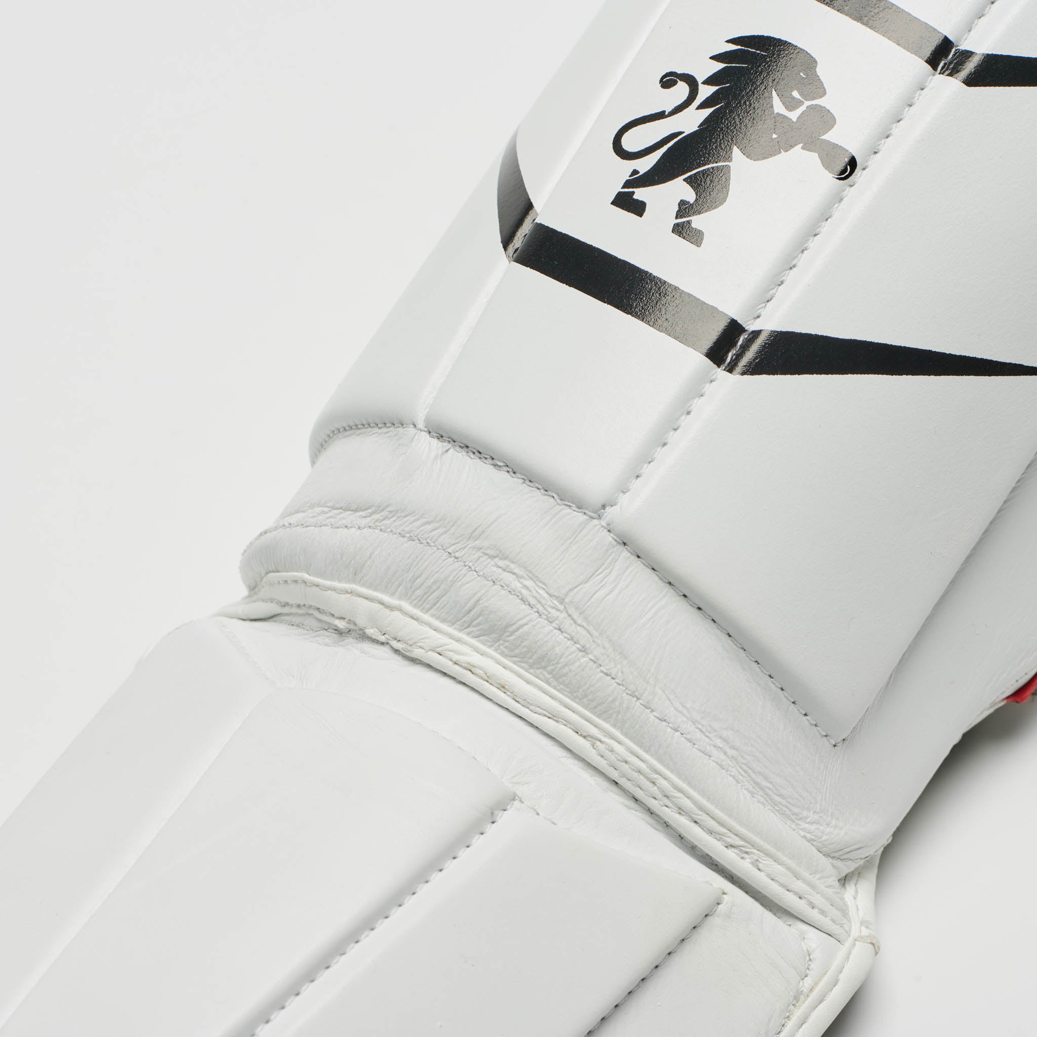 Leone 1947 Revo Performance Shin Guards - White детайл с лого