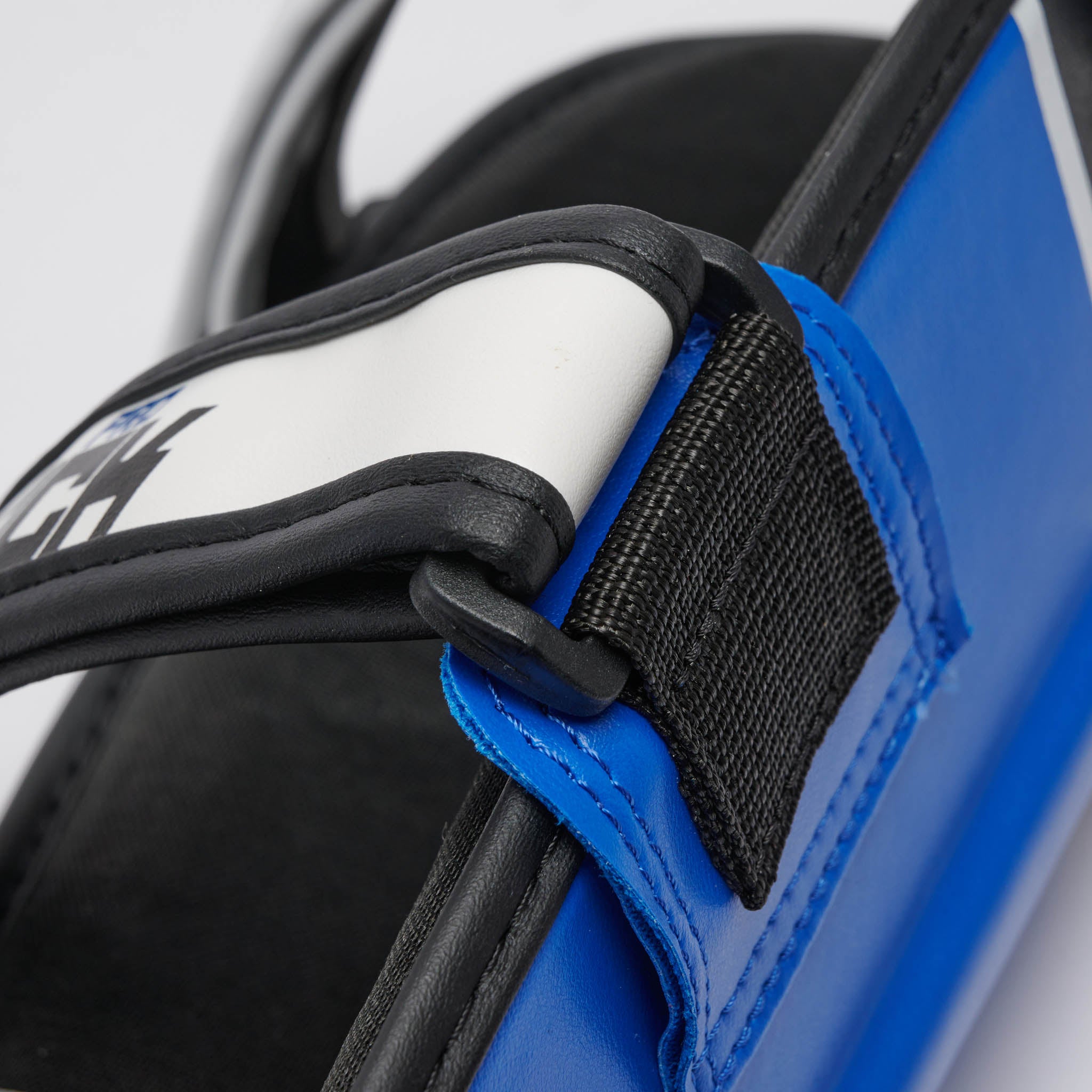 Leone 1947 Shock Pro Shin Guards - Blue, детайл на закопчаване