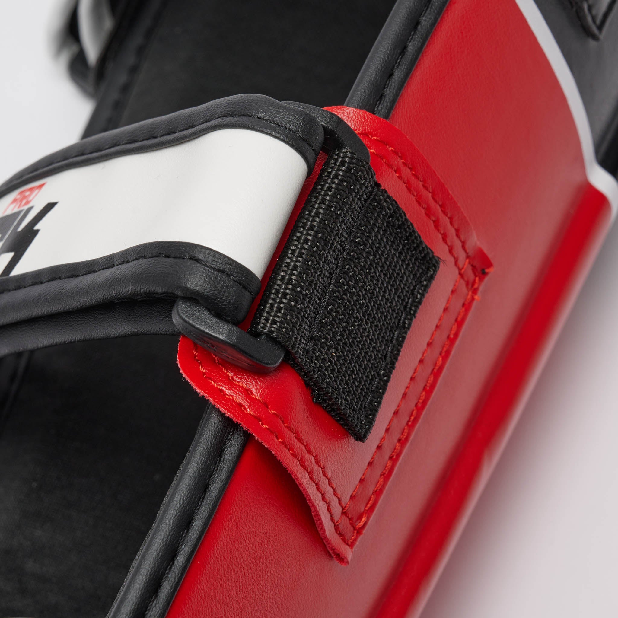 Leone 1947 Shock Pro Shin Guards - Red, детайл закопчаване