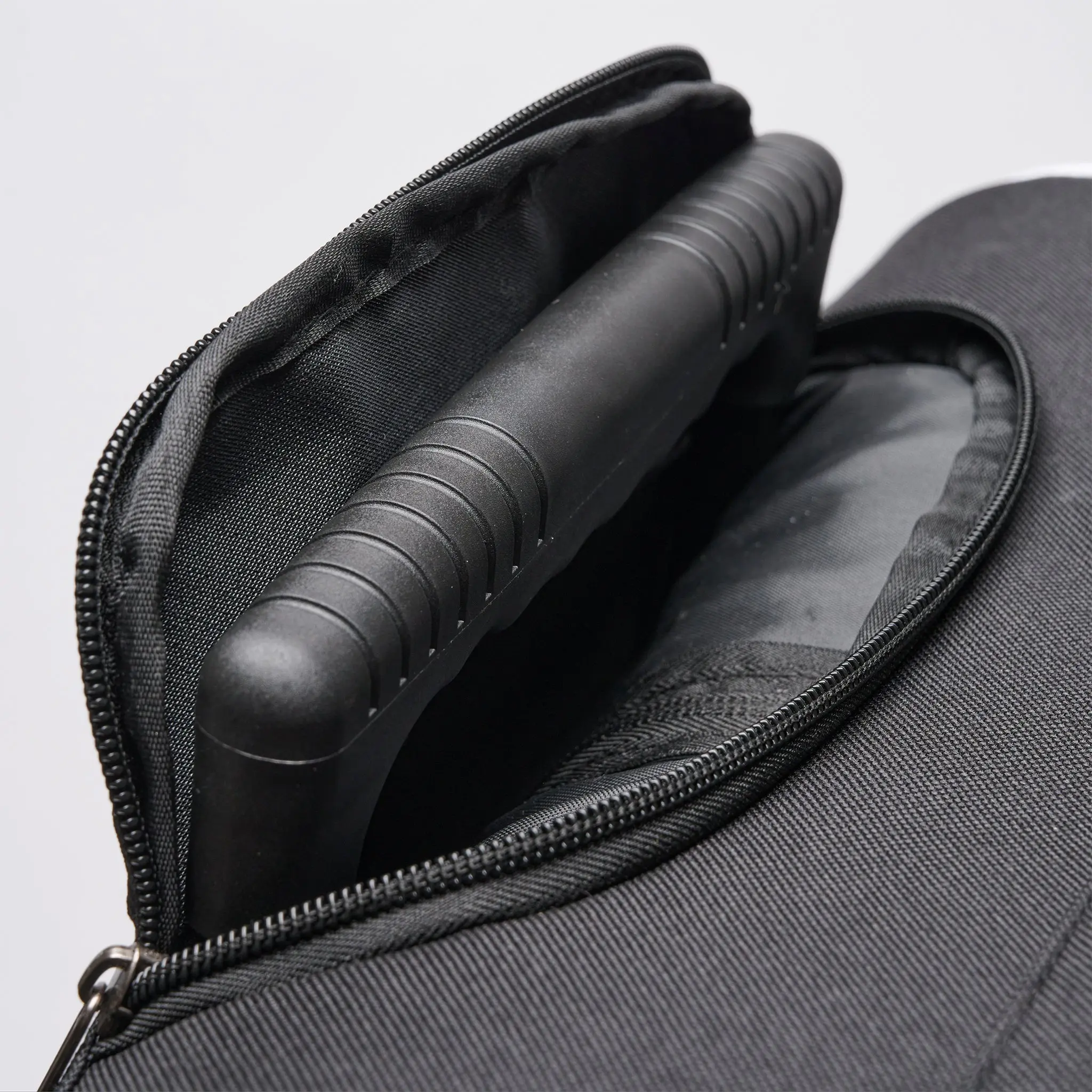 Leone - Сак - DNA TROLLEY BAG  - AC977 - Black, прибран телескопичен механизъм