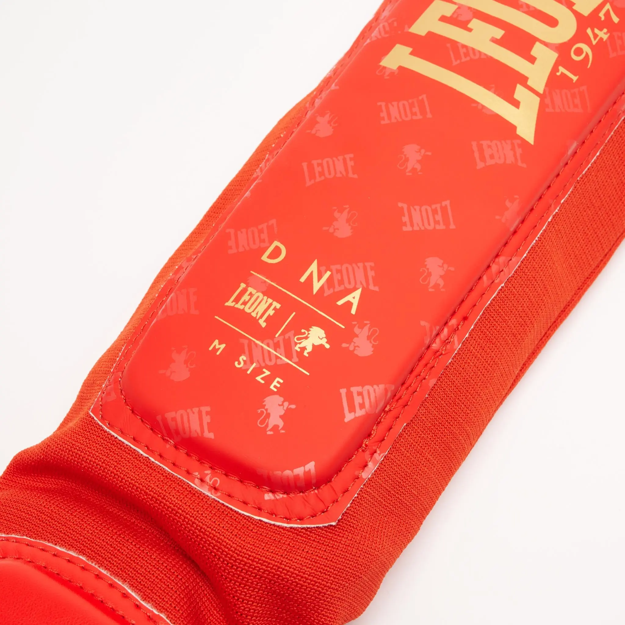 Leone - Протектори за крака -SHINGUARDS DNA PT123 - Red, детайл с етикет "DNA" и размер "M"