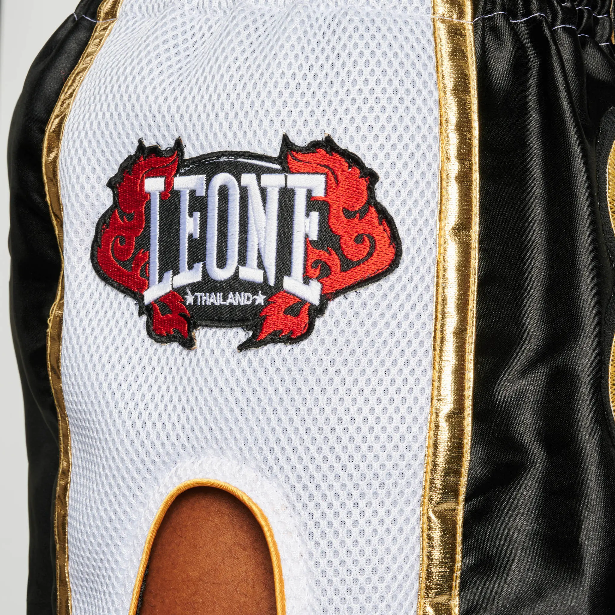 Leone - SIAM THAI SHORTS - Муай Тай Шорти - AB875 - Black/White, лого отстрани