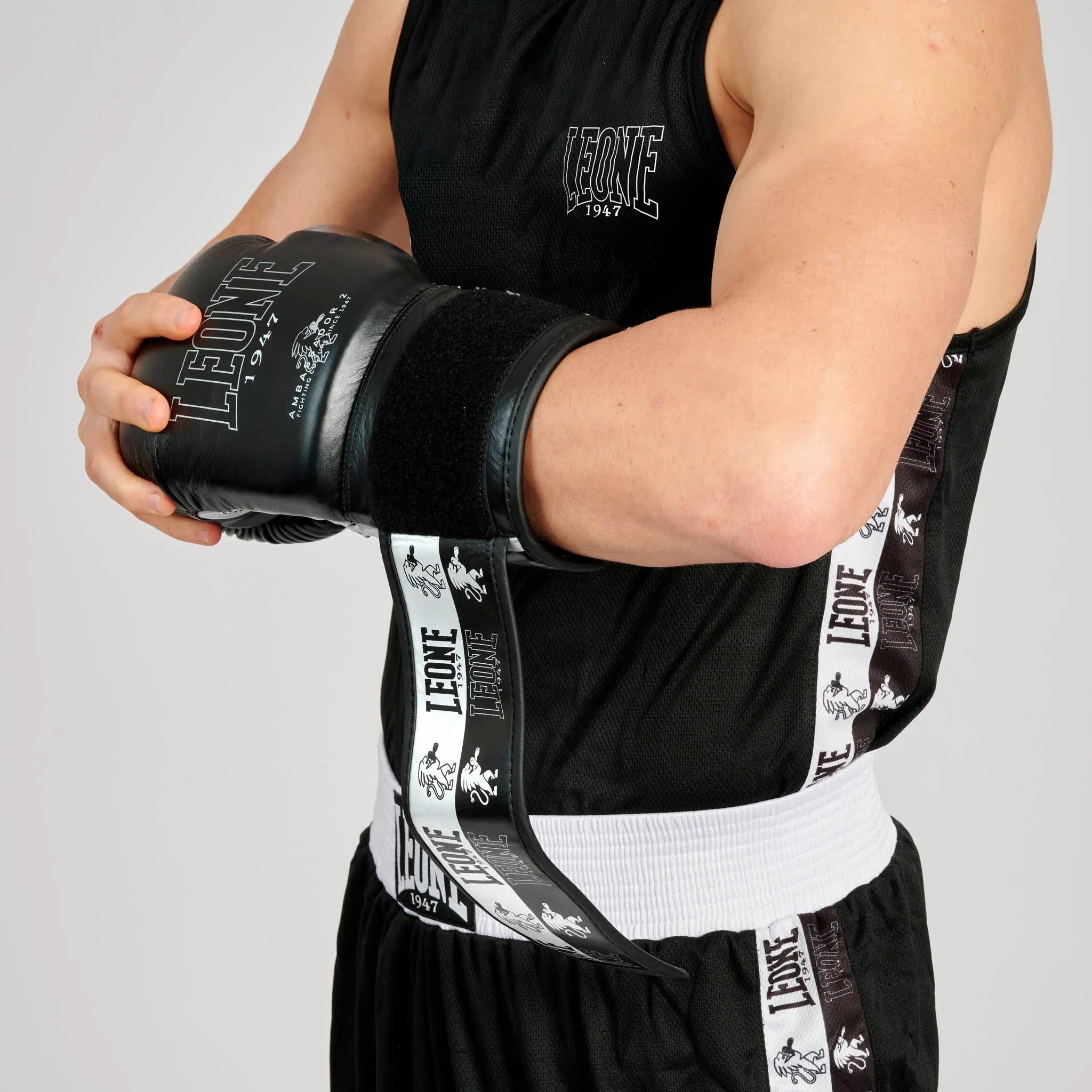 Leone Потник за бокс BOXING TANK ICONIC AB231 с боксови ръкавици Leone